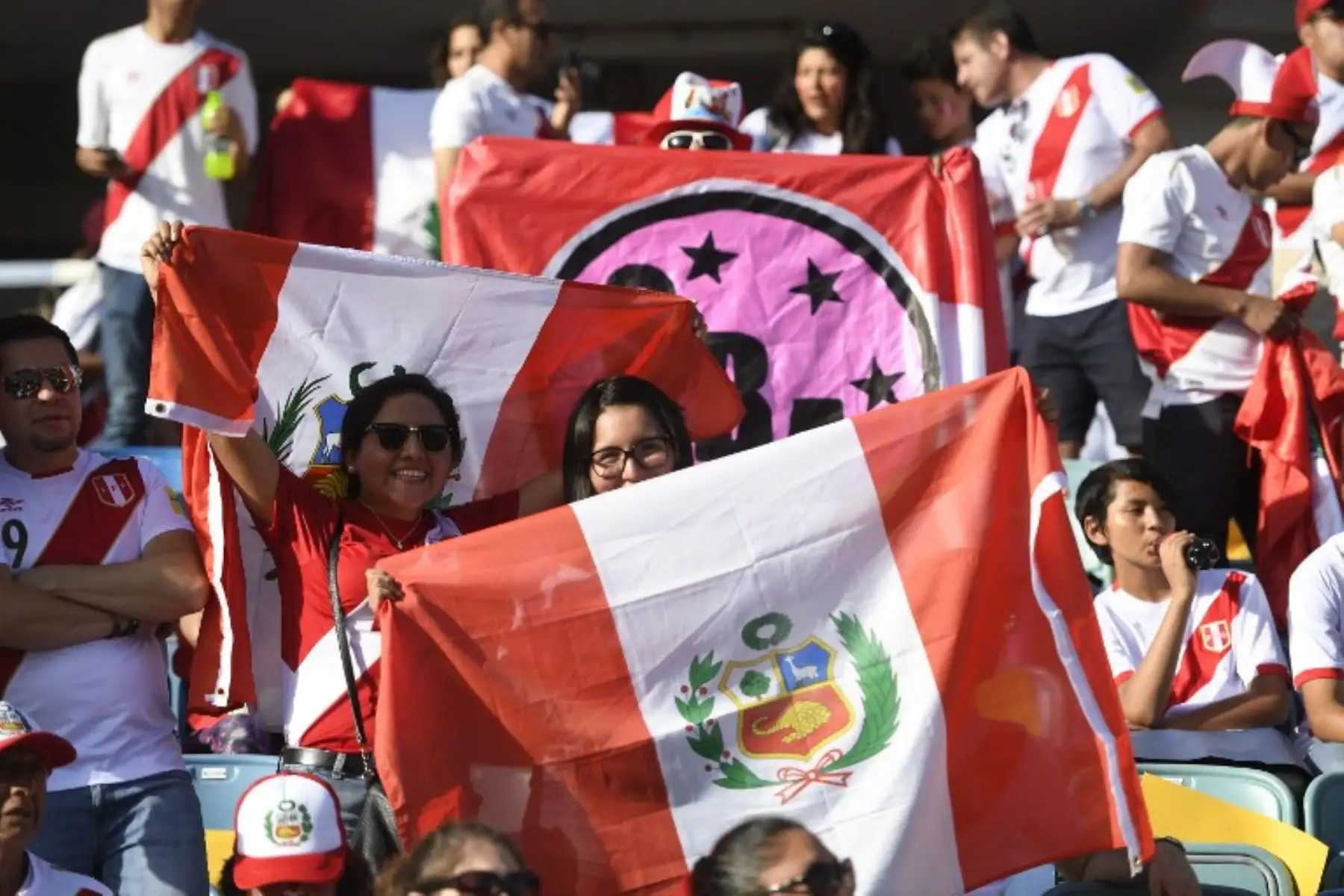 Hinchas Peruanos flamean  la bicolor durante el partido de fútbol amistoso internacional Suecia vs Perú en Gotemburgo.Foto:AFP