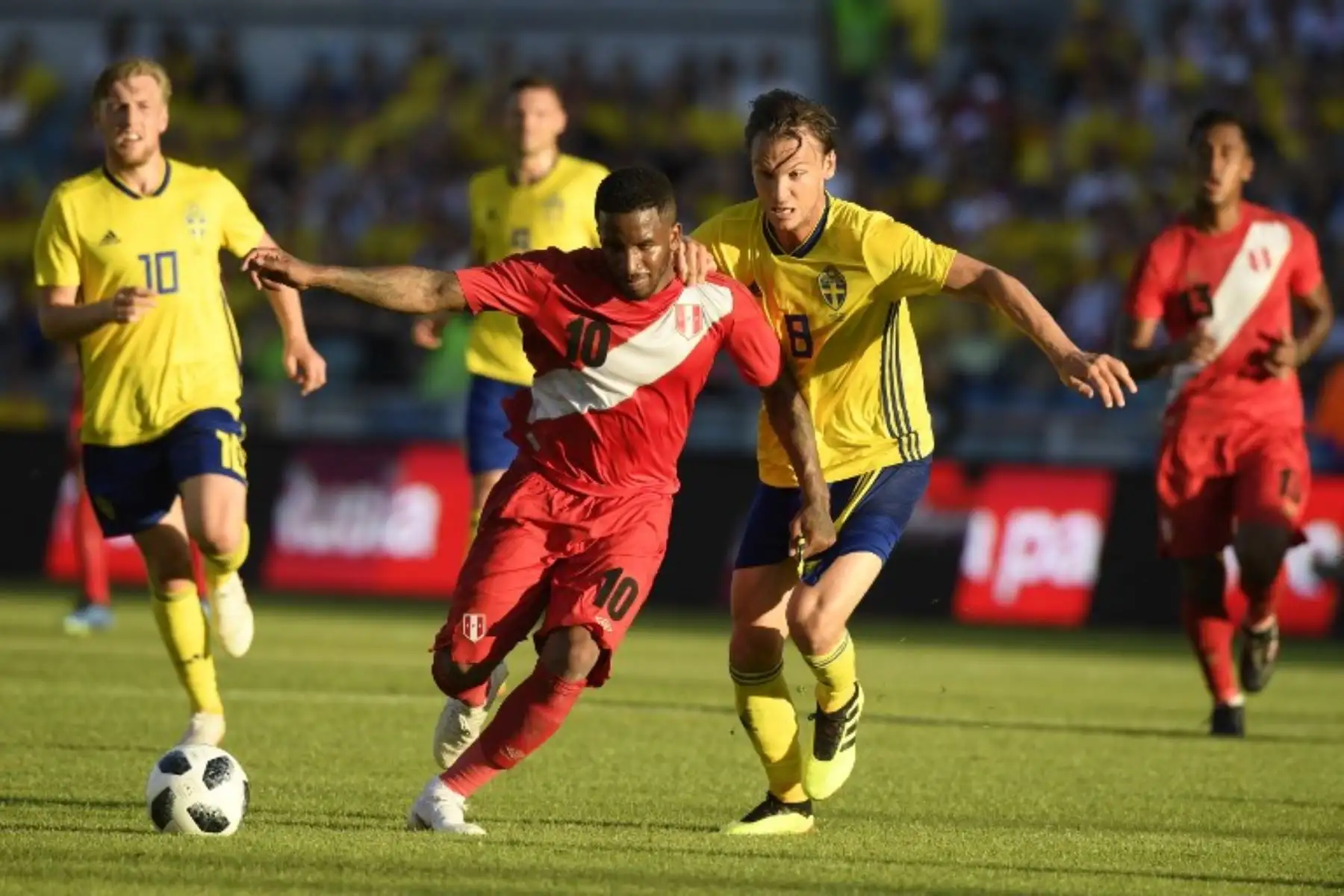 Jefferson Farfan  y el sueco Albin Ekdal compiten por el balón durante el partido amistoso internacional entre Suecia y Perú en Gotemburgo.Foto:AFP