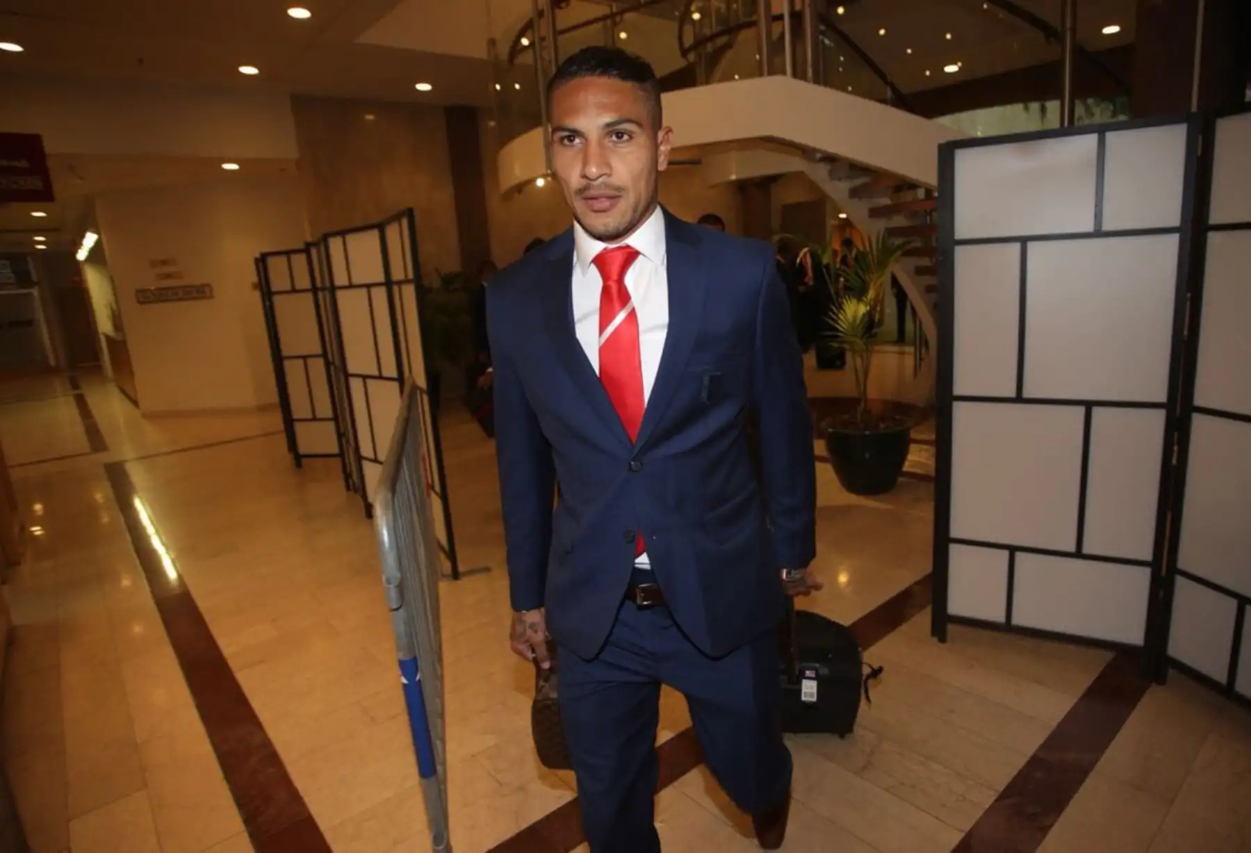 Paolo Guerrero comanda el grupo de jugadores que van camino a Moscù