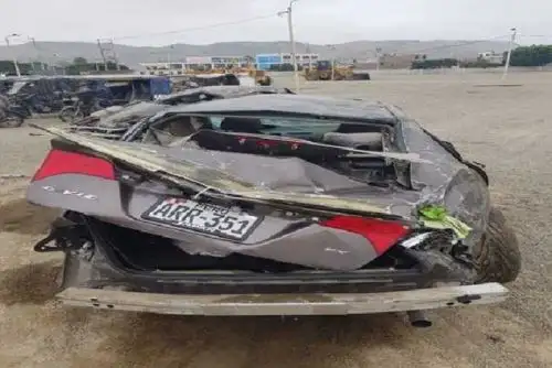 El vehículo marca Honda, color gris, de matrícula ART-351, se despistó para luego dar varias vueltas de campana.