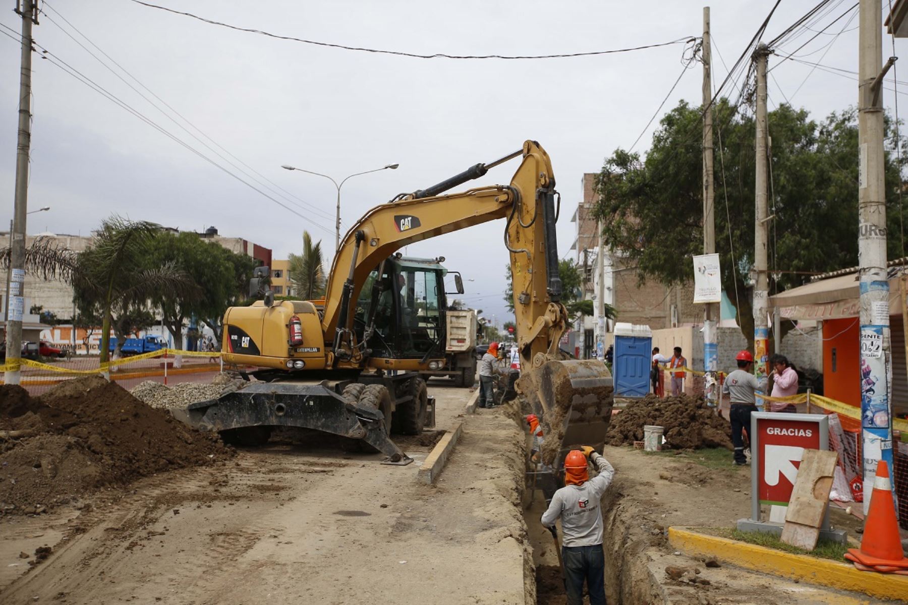 Obras de tendido de redes de saneamiento en Lima. Foto: Cortesía.