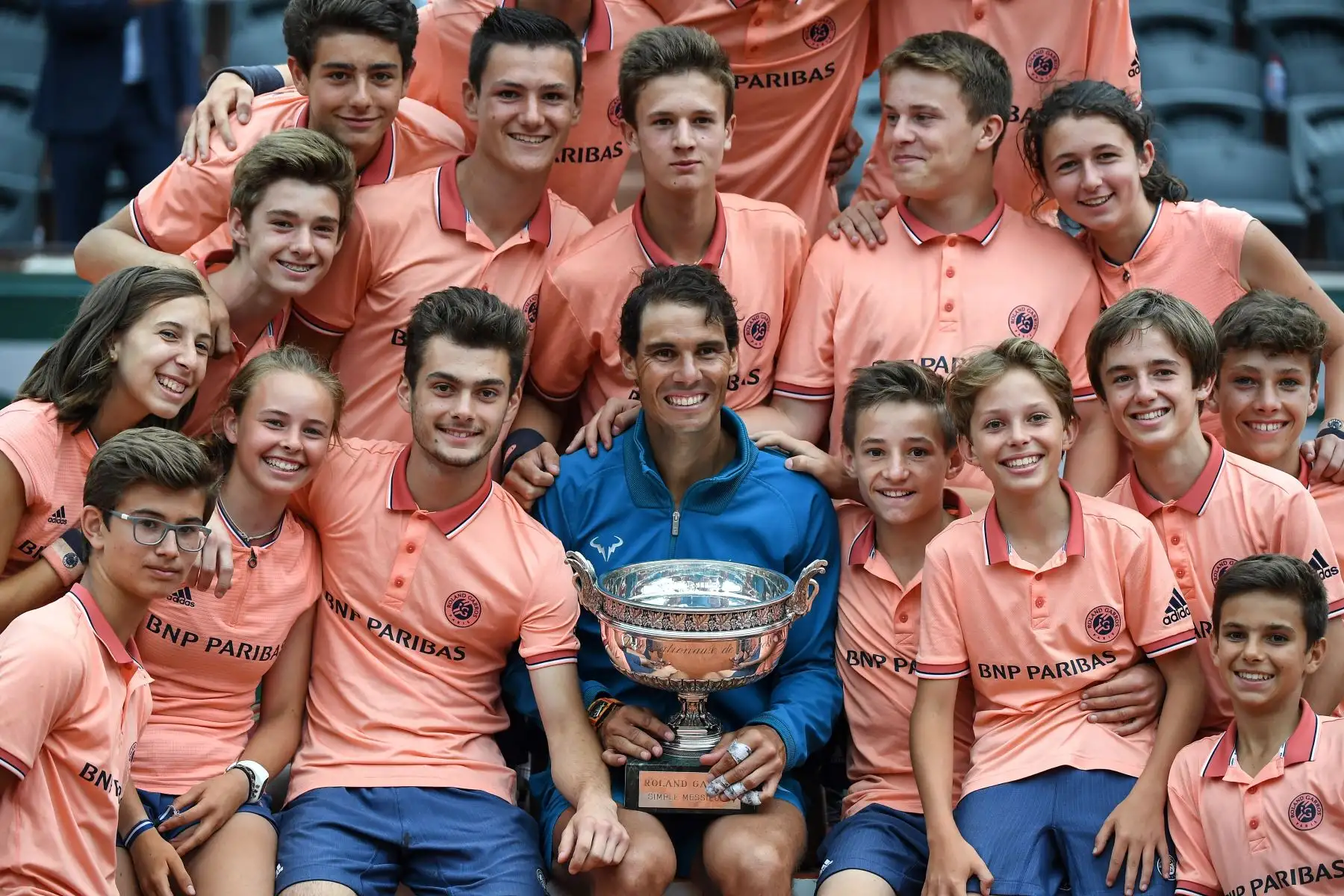 El español Rafael Nadal posa con la Copa Mousquetaires, después de su victoria sobre el dominicano Dominic Thiem, al final de la masculina individual, en el torneo de tenis Roland Garros 2018. Foto:AFP
