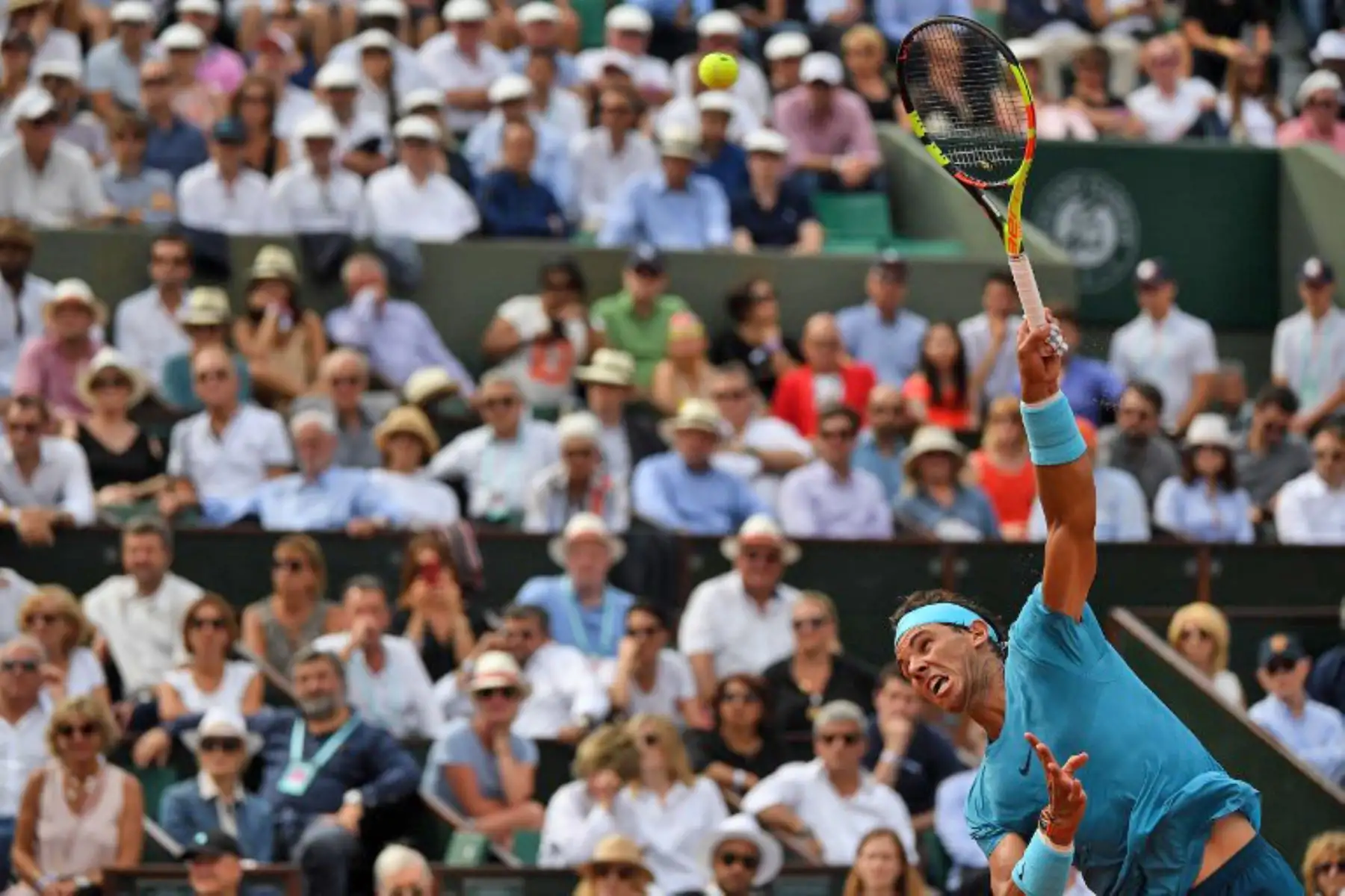 El español Rafael Nadal sirve el balón al dominicano Dominic Thiem durante el partido final de singles masculinos en el día quince del torneo de tenis Roland Garros 2018 French Open en París.Foto:AFP
