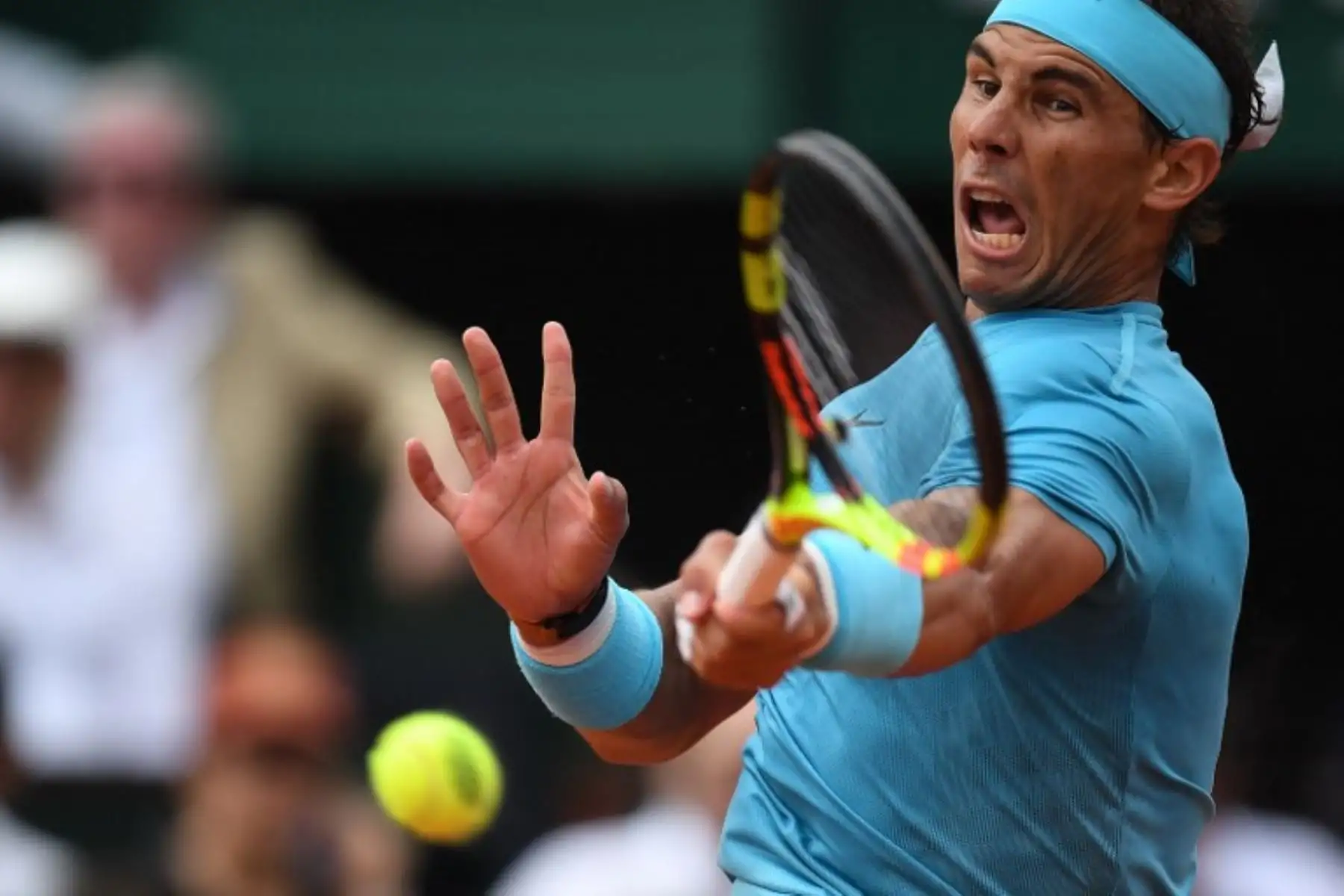 Rafael Nadal, devuelve el balón al dominicano Dominic Thiem durante el partido final de singles masculinos en el día quince del torneo de tenis Roland Garros 2018 French Open en ParísFoto:AFP