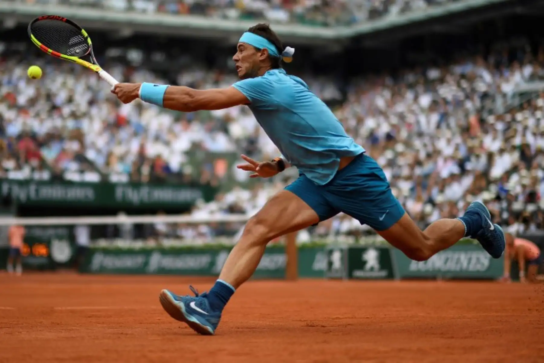 Rafael Nadal de España juega un regreso de derecha a Dominic Thiem de Austria durante el partido final de singles masculinos en el día quince del torneo de tenis Roland Garros 2018 French Open en París.Foto:AFP