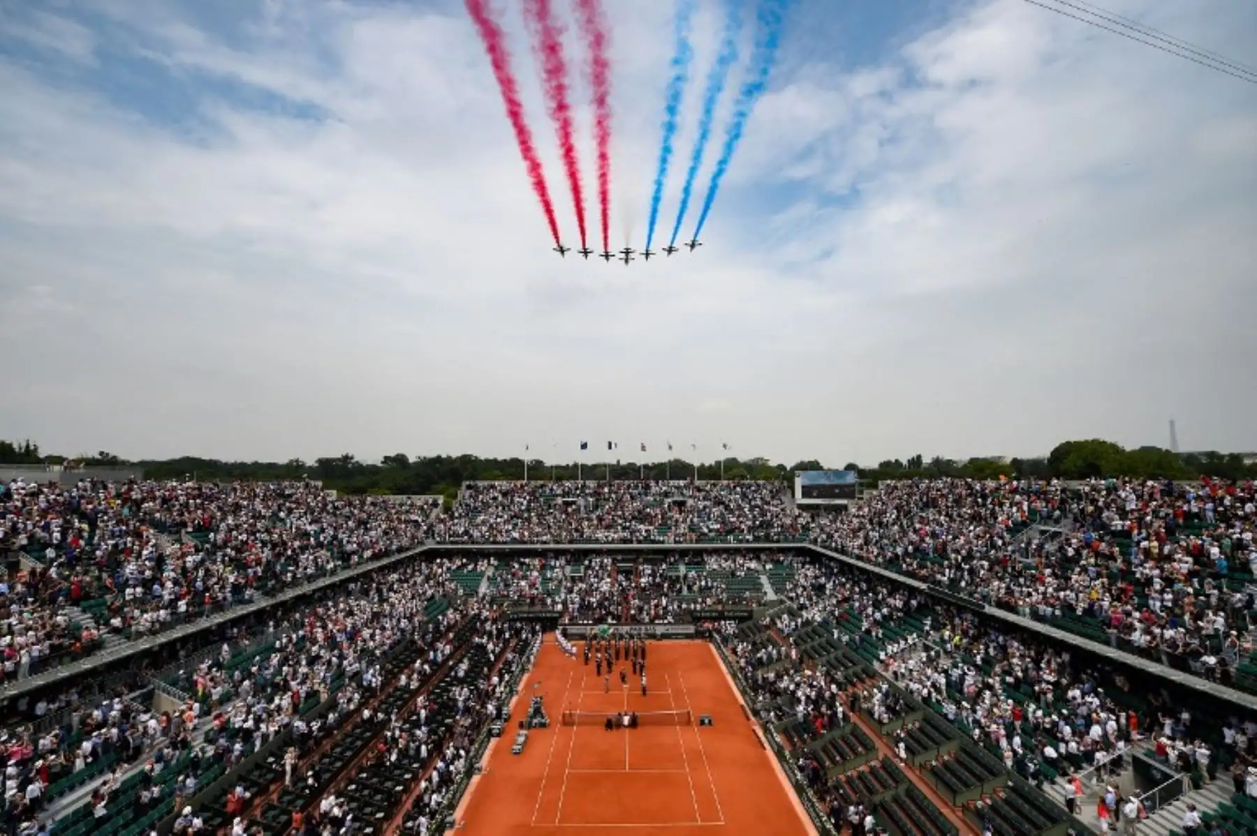 Avión francés AlphaJet de la Patrulla de Francia sobrevuela la cancha de Philippe Chatrier por el centenario de la desaparición de Roland Garros, antes del partido  entre el español Rafael Nadal y Dominic Thiem, en el Roland Garros 2018. Foto:AFP