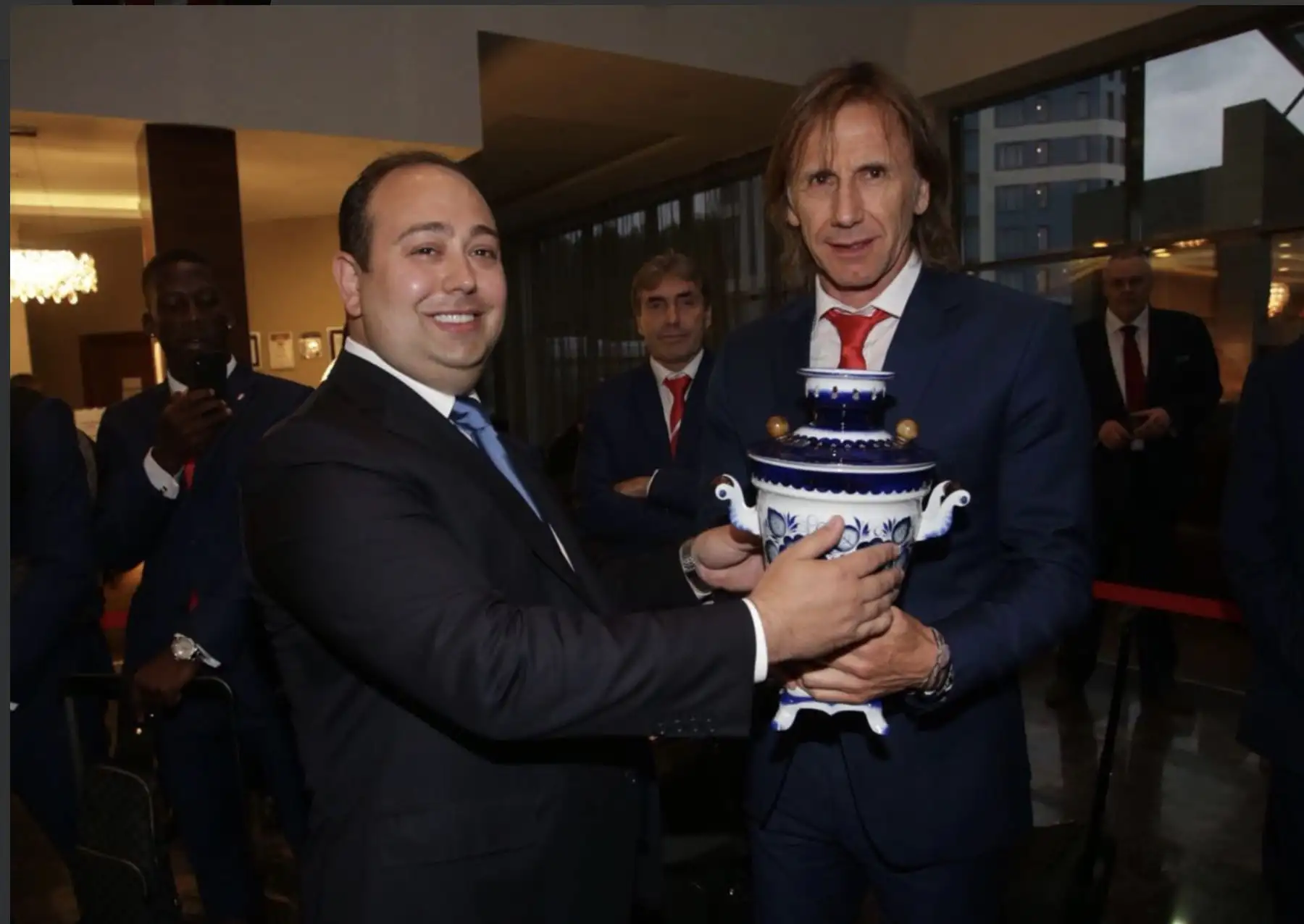 El alcalde de Khimki dio la bienvenida  Ricardo Gareca  y a toda  la escuadra nacional, al pisar suelo ruso para jugar su quinto mundial de su historia.Foto:ANDINA/FPF