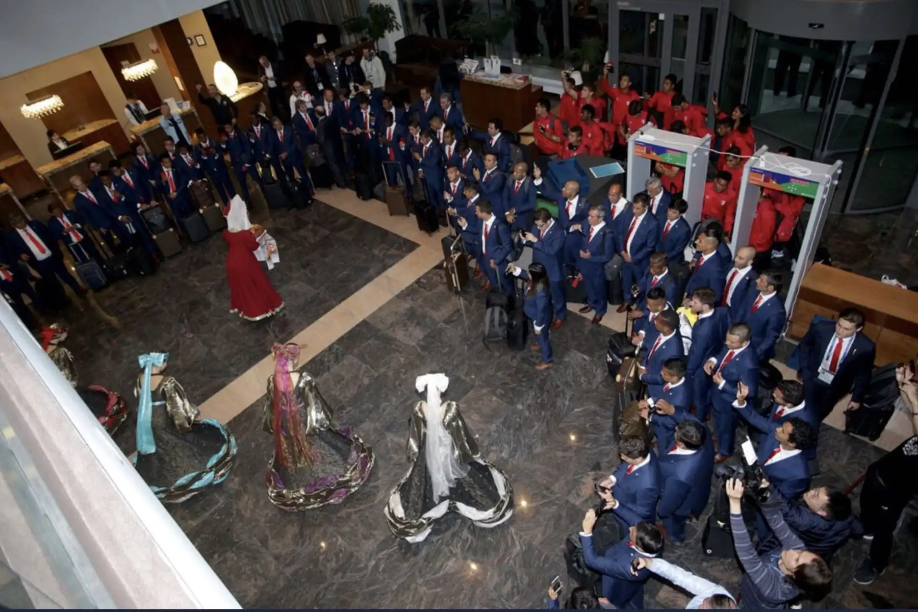 La Alcaldia  de Khimki dio la bienvenida, con banderas y trajes típicos rusos a nuestra   escuadra nacional, al pisar suelo ruso para jugar su quinto mundial.Foto:ANDINA/FPF