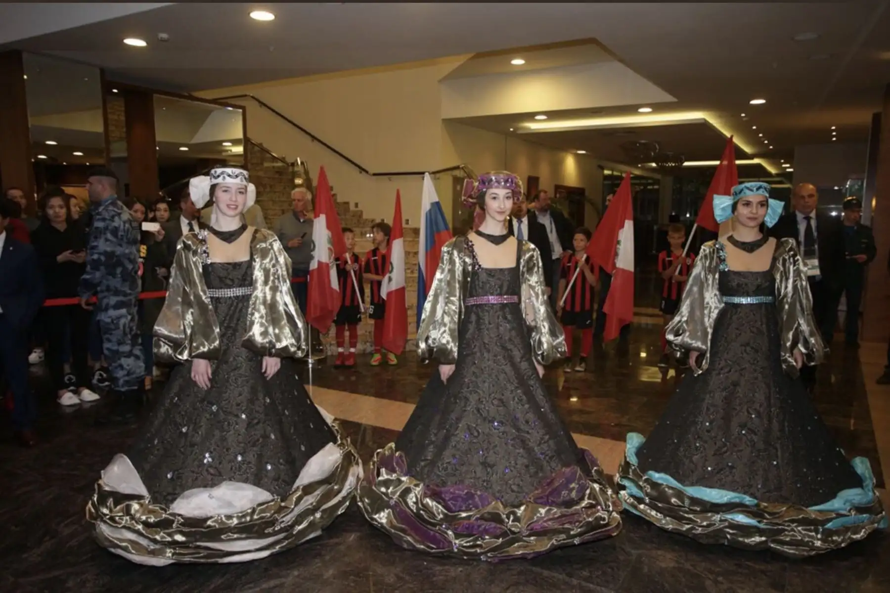 La Alcaldia  de Khimki dio la bienvenida, con banderas y trajes típicos rusos a nuestra   escuadra nacional, al pisar suelo ruso para jugar su quinto mundial.Foto:ANDINA/FPF