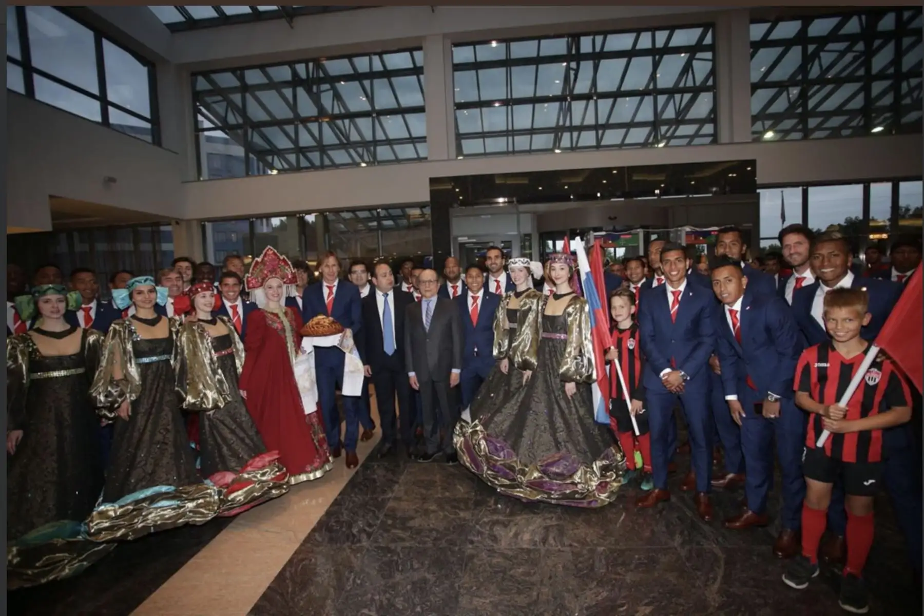 La Alcaldia  de Khimki dio la bienvenida, con banderas y trajes típicos rusos a nuestra   escuadra nacional, al pisar suelo ruso para jugar su quinto mundial.Foto:ANDINA/FPF