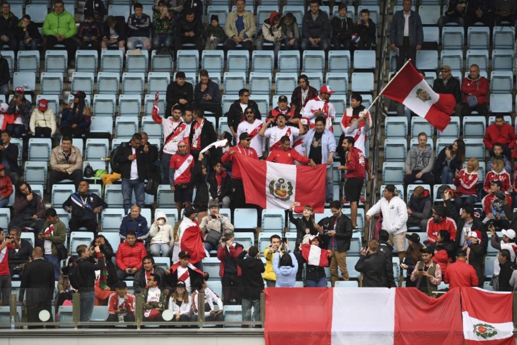 Hinchas peruano llegaron a alentar a su selección