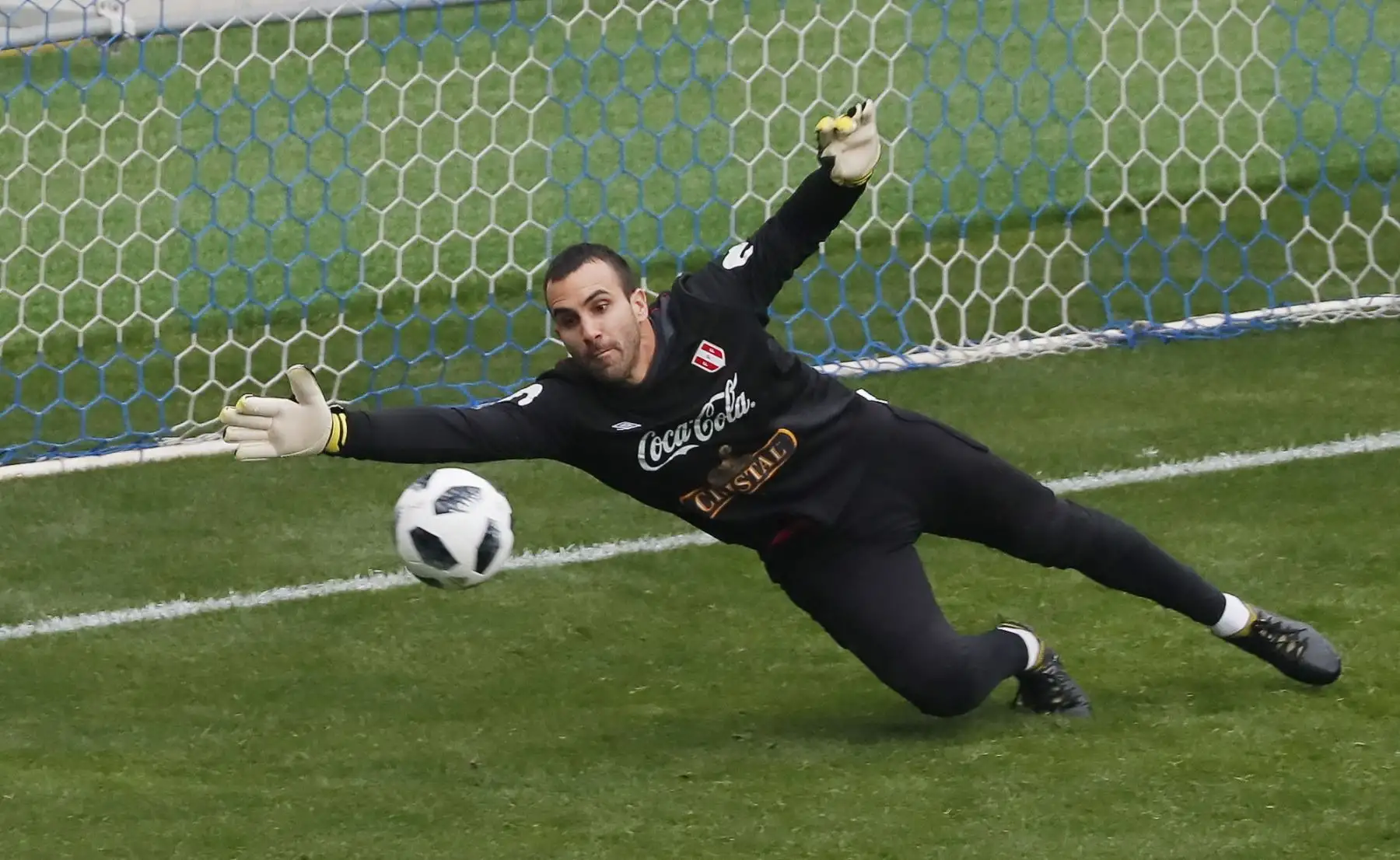 El portero del equipo nacional de Perú, José Carvallo, durante una sesión de entrenamiento del equipo nacional de Perú en Khimki, en las afueras de Moscú.Rusia .Foto: EFE