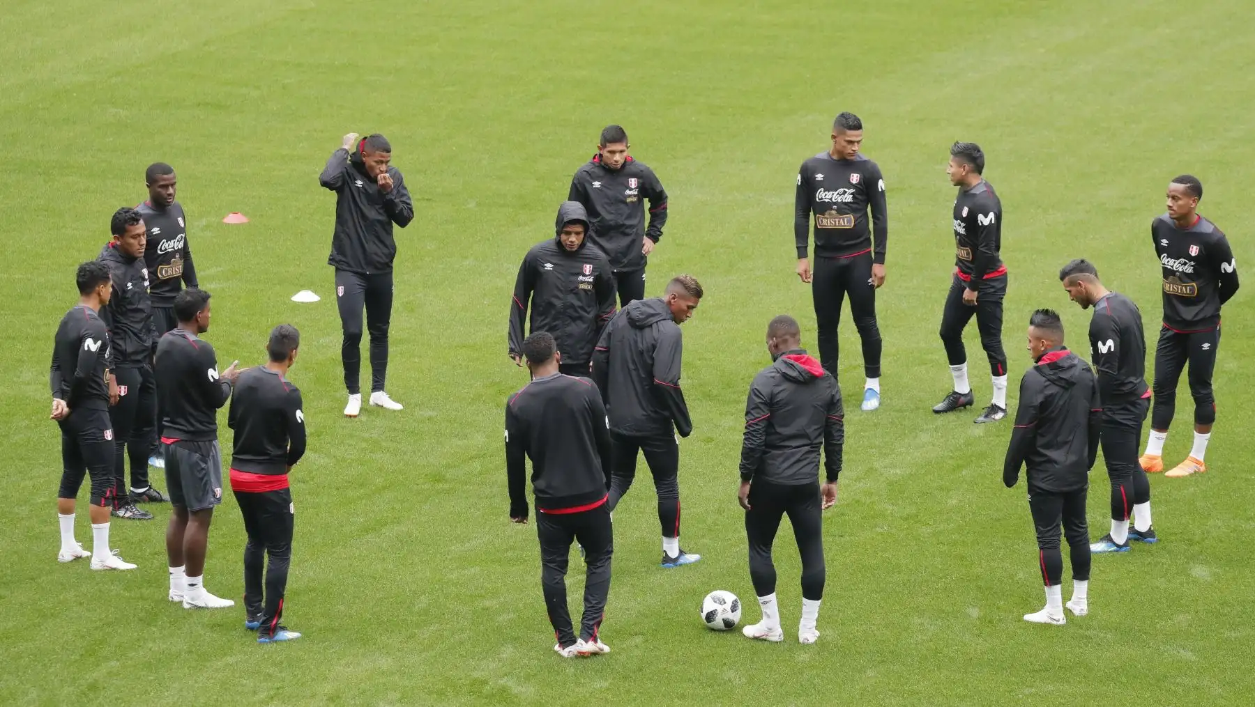 Jugadores del equipo nacional de Perú durante una sesión de entrenamiento del equipo nacional de Perú en Khimki, en las afueras de Moscú.Foto: EFE