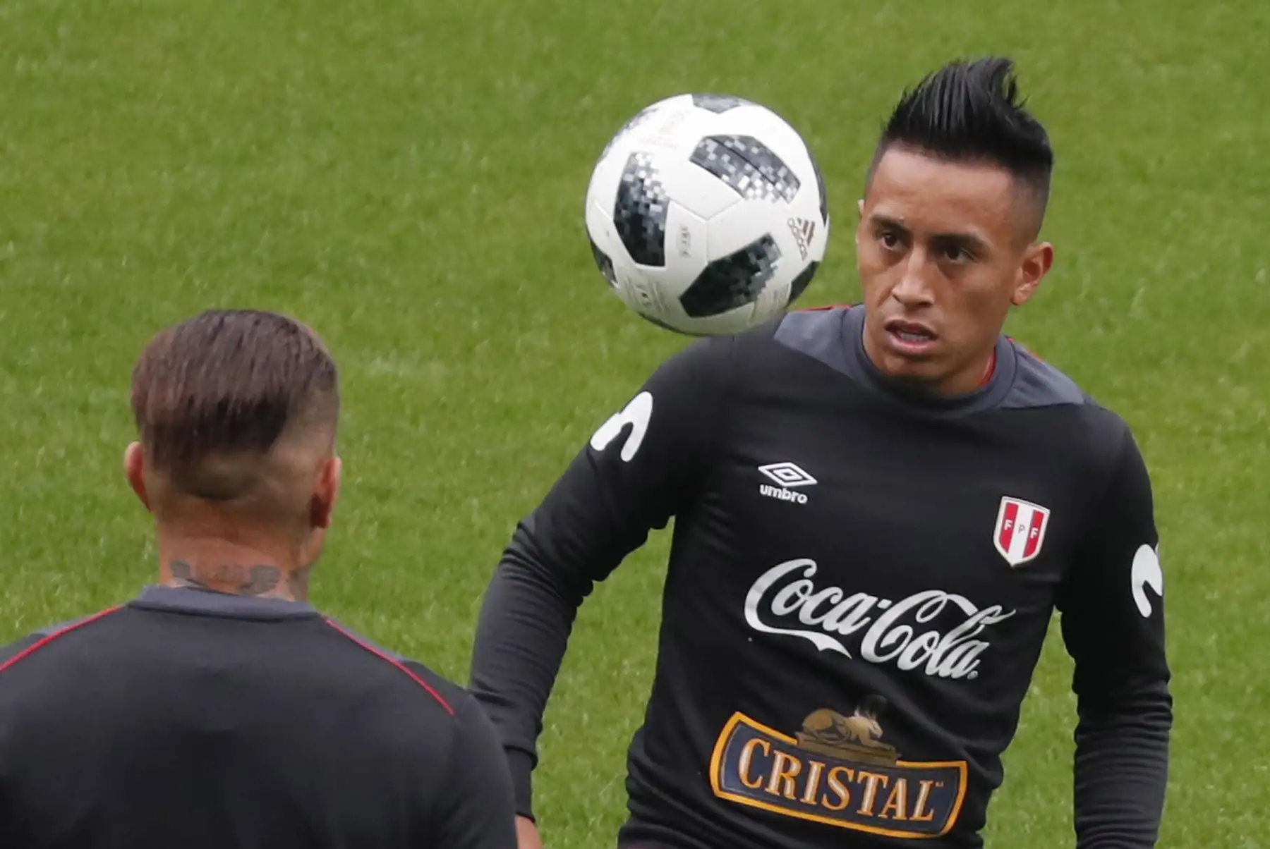 Jugador del equipo nacional de Perú Christian Cueva durante una sesión de entrenamiento del equipo nacional de Perú en Khimki, en las afueras de Moscú, Rusia.Foto: EFE