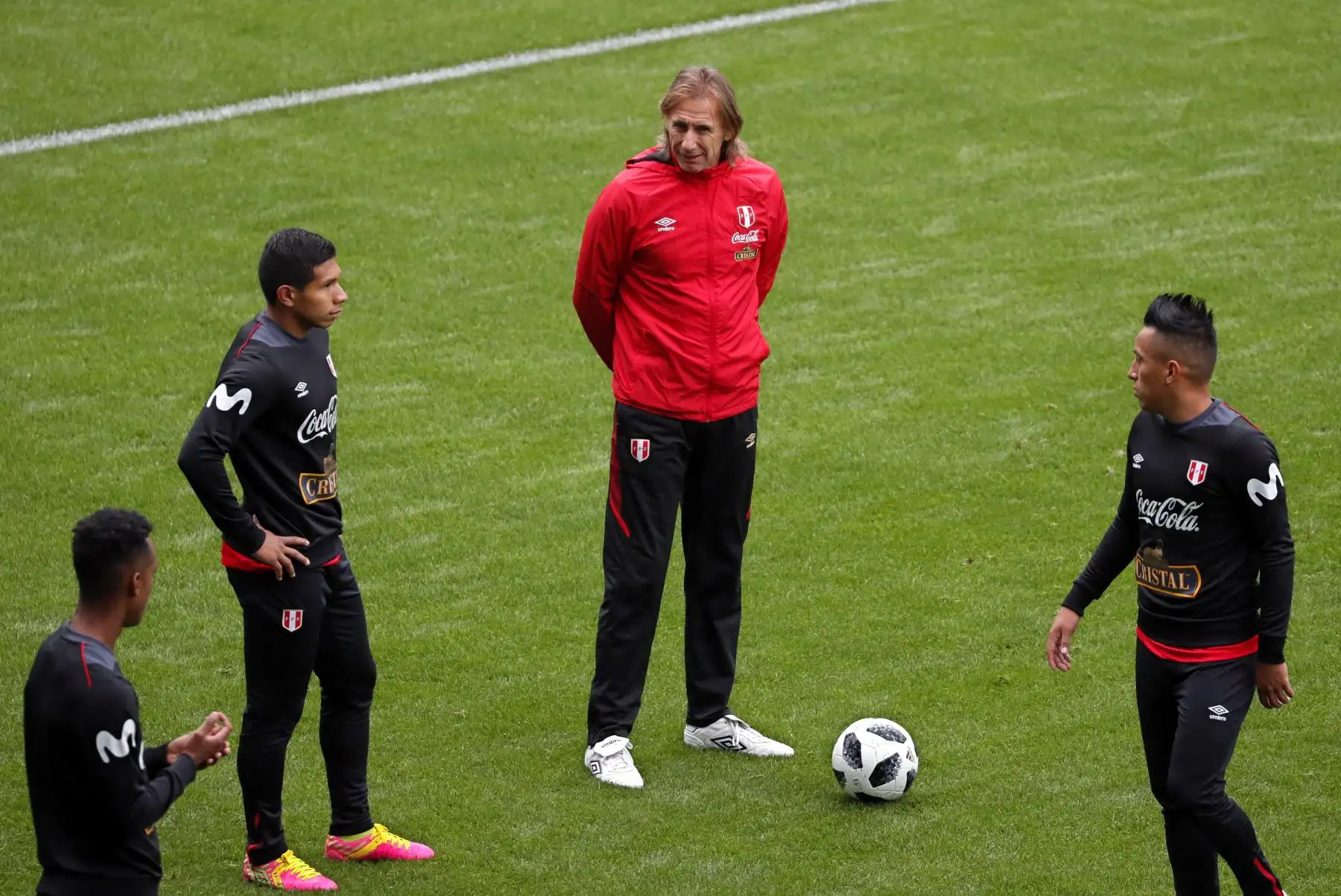 El entrenador en jefe del equipo nacional de Perú Ricardo Gareca (C) habla con los jugadores durante una sesión de entrenamiento del equipo nacional de Perú en Khimki, en las afueras de Moscú, Rusia.Foto:AFP
