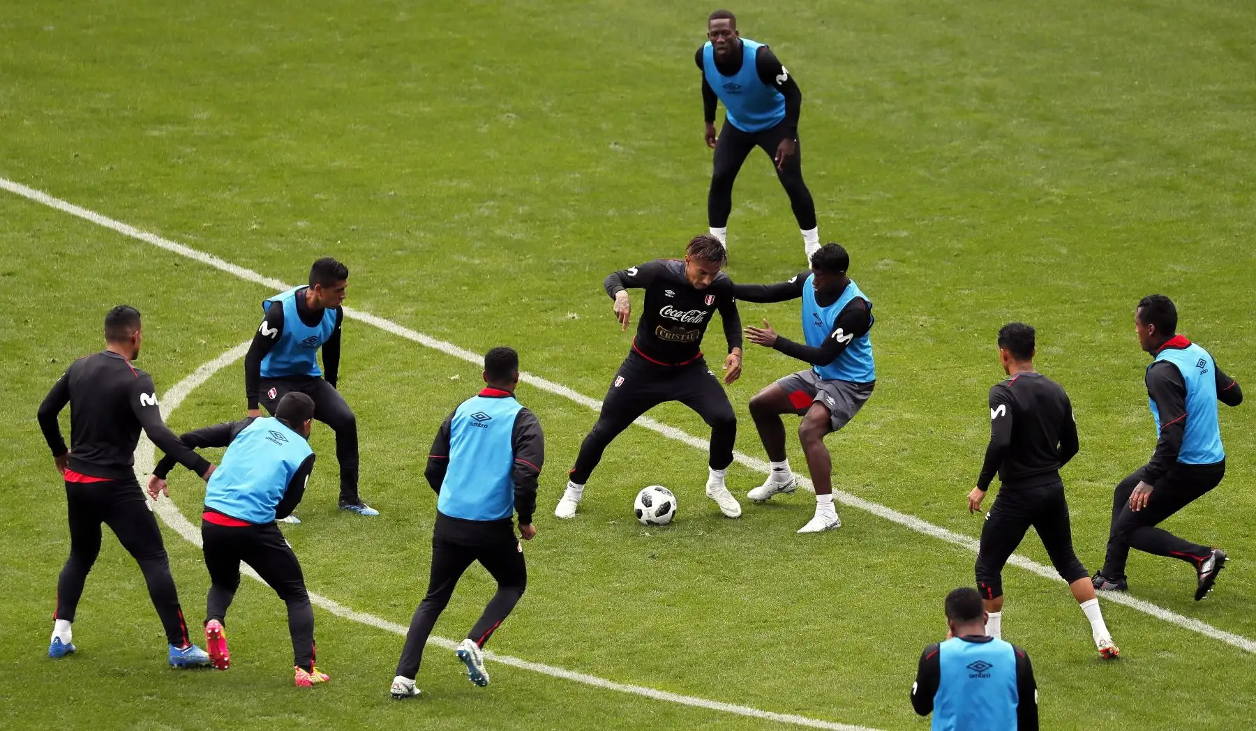 El jugador del equipo nacional peruano Paolo Guerrero (C) y sus compañeros de equipo durante una sesión de entrenamiento del equipo nacional de Perú en Khimki, en las afueras de Moscú, Rusia.Foto:EFE