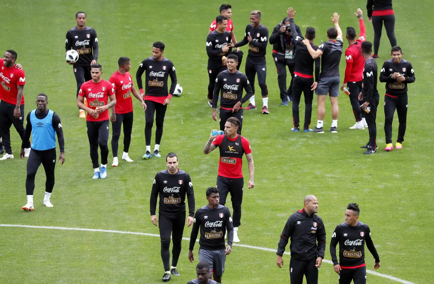 Jugadores del equipo nacional de Perú durante una sesión de entrenamiento del equipo nacional de Perú en Khimki, en las afueras de Moscú, Rusia.Foto:EFE