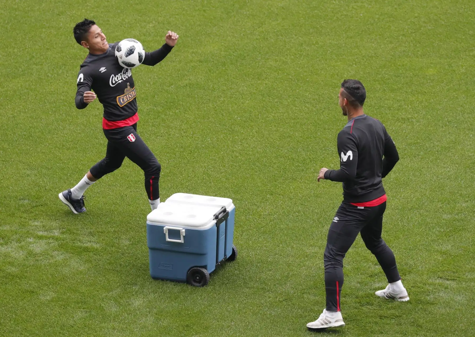 Jugadores del equipo nacional de Perú durante una sesión de entrenamiento del equipo nacional de Perú en Khimki, en las afueras de Moscú, Rusia.Foto:EFE