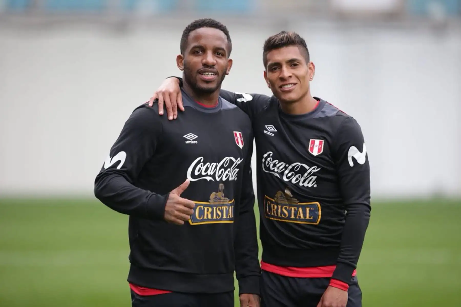 Jugadores de la selección peruana, el delantero Jefferson Farfán junto al volante Paolo Hurtado se toman una instantánea, durante una sesión de entrenamiento del equipo nacional de Perú en Khimki, en las afueras de Moscú, Rusia. Foto: ANDINA/FPF
