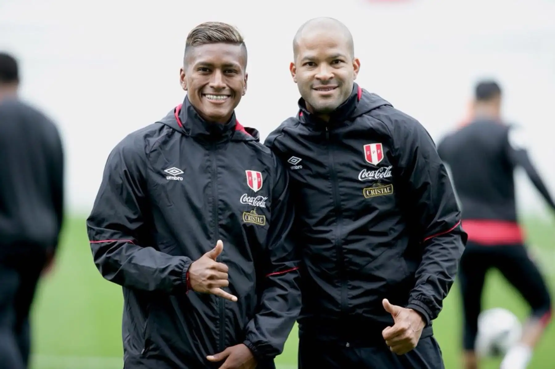 Jugadores de la selección peruana, el centrocampista Pedro Aquino y el defensa Alberto Rodríguez se toman una instantánea, durante una sesión de entrenamiento del equipo nacional de Perú en Khimki, en las afueras de Moscú, Rusia. Foto: ANDINA/FPF