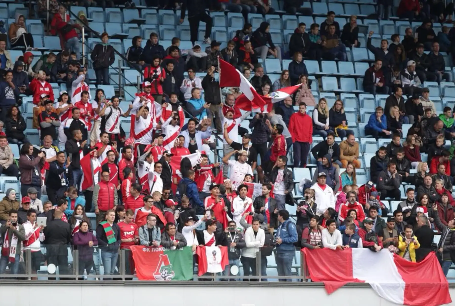 La hinchada alienta a la selección peruana durante el entrenamiento en Khimki, en las afueras de Moscú, Rusia. Foto: ANDINA/FPF