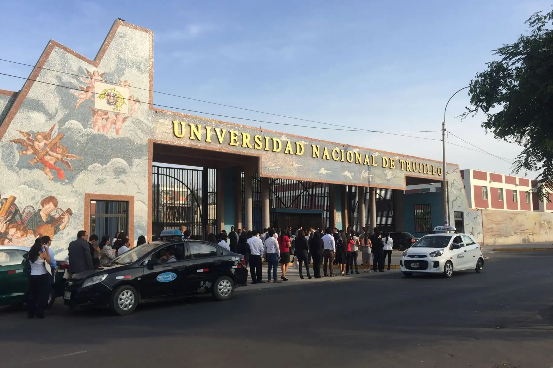 Universidad Nacional de Trujillo prestará sus buses para transportar al personal del sector Salud y deben laborar durante estado de emergencia.