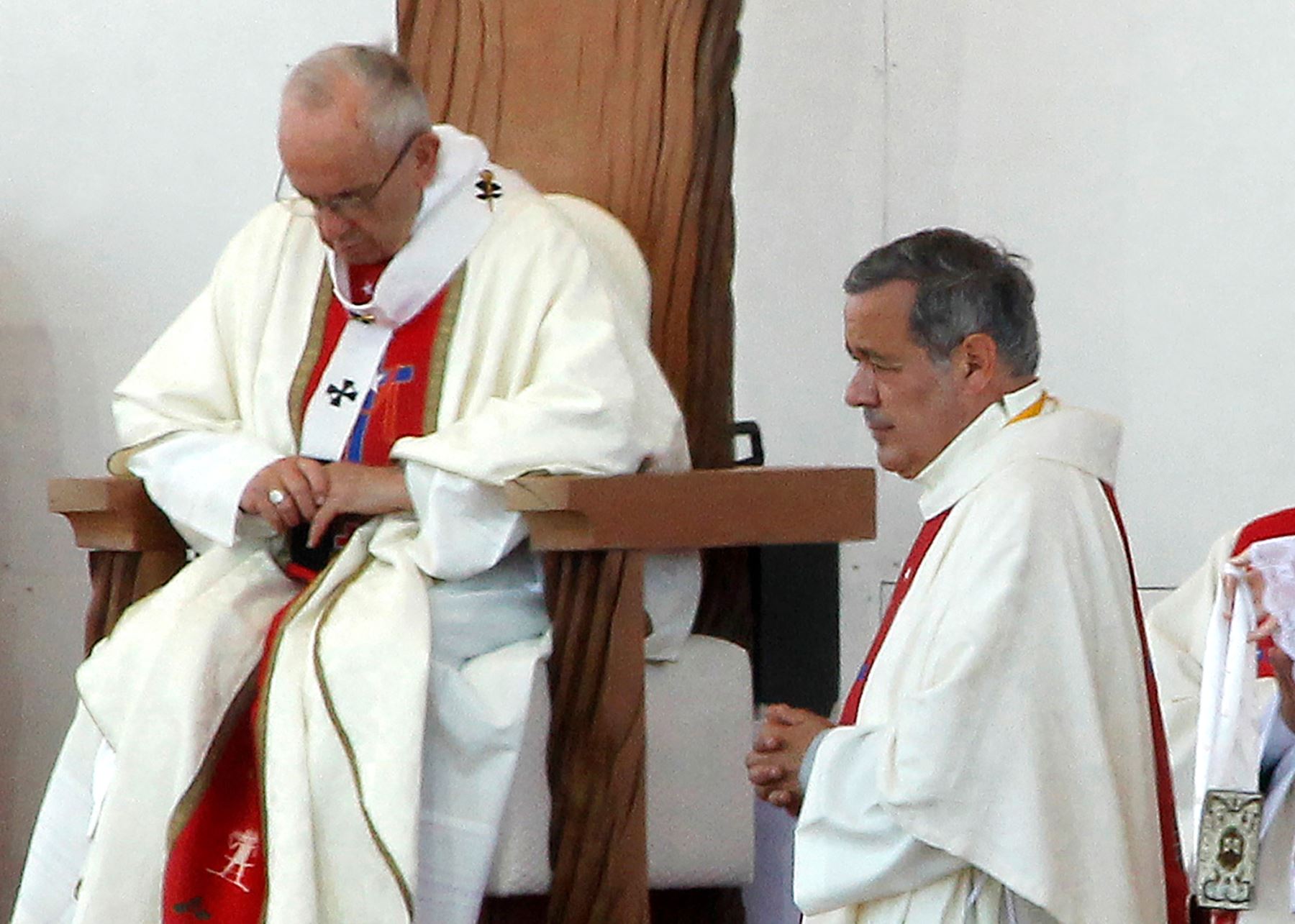 El obispo Barros participa en una misa celebrada por el papa Francisco en Chile Foto: AFP