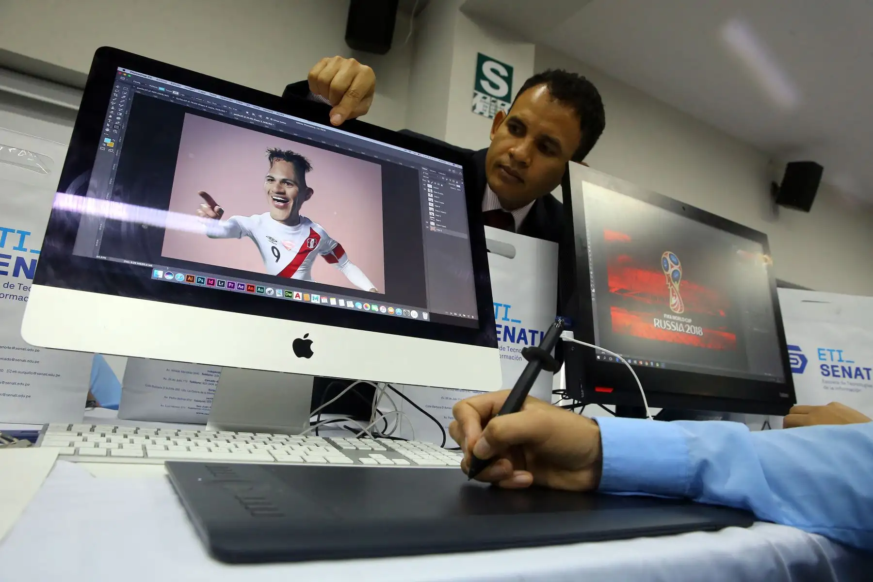 Profesores de esta casa de estudio miran con atención los avances de sus alumnos. Foto: ANDINA/Luis Iparraguirre