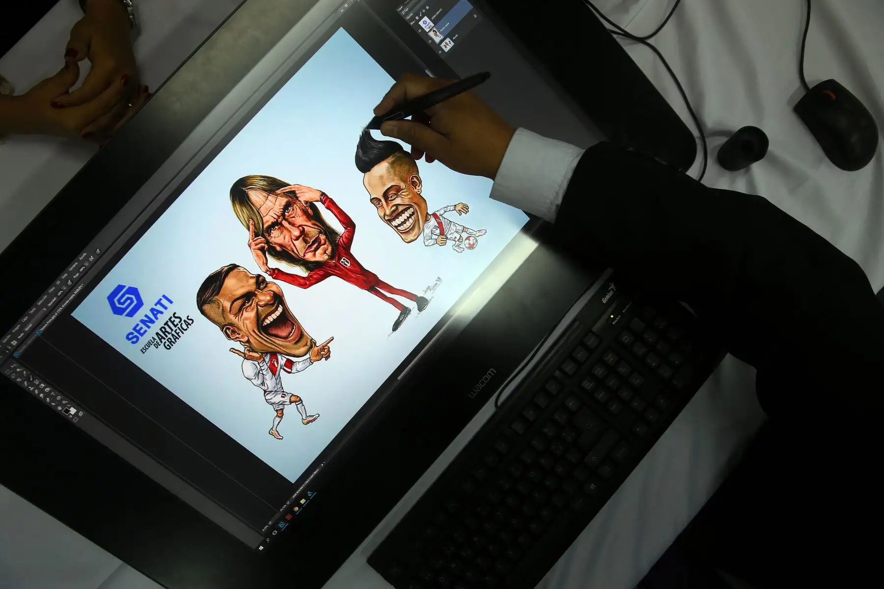 Los diseños de los estampados, al igual que la joyería son realizados mediante el trabajo en modernas plataformas. Foto: ANDINA/Luis Iparraguirre