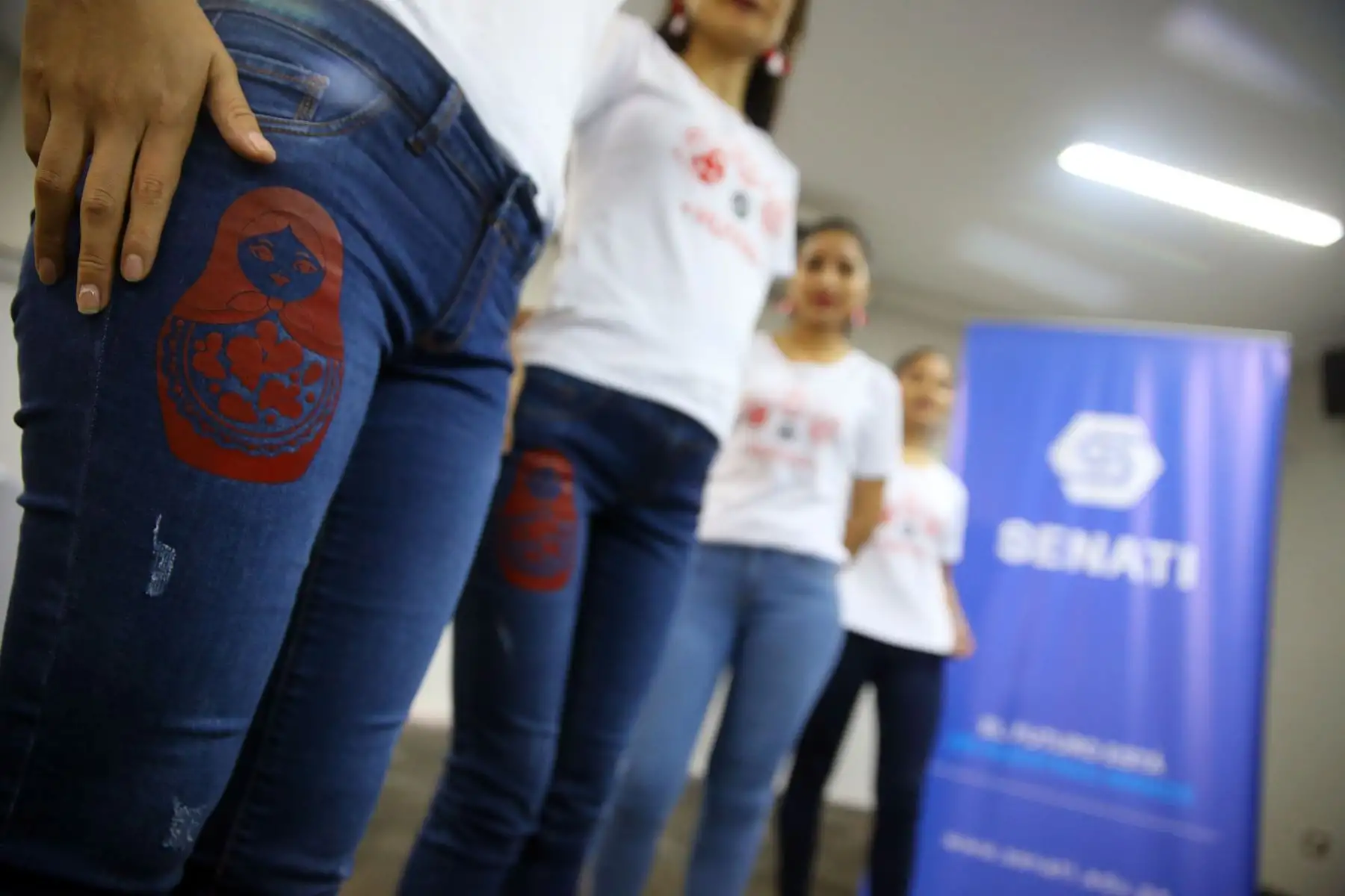 Las jóvenes alumnas de SENATI no dudaron en mostrar todas sus creaciones entalladas gracias a las nuevas tecnologías del diseño textil. Foto: ANDINA/Luis Iparraguirre