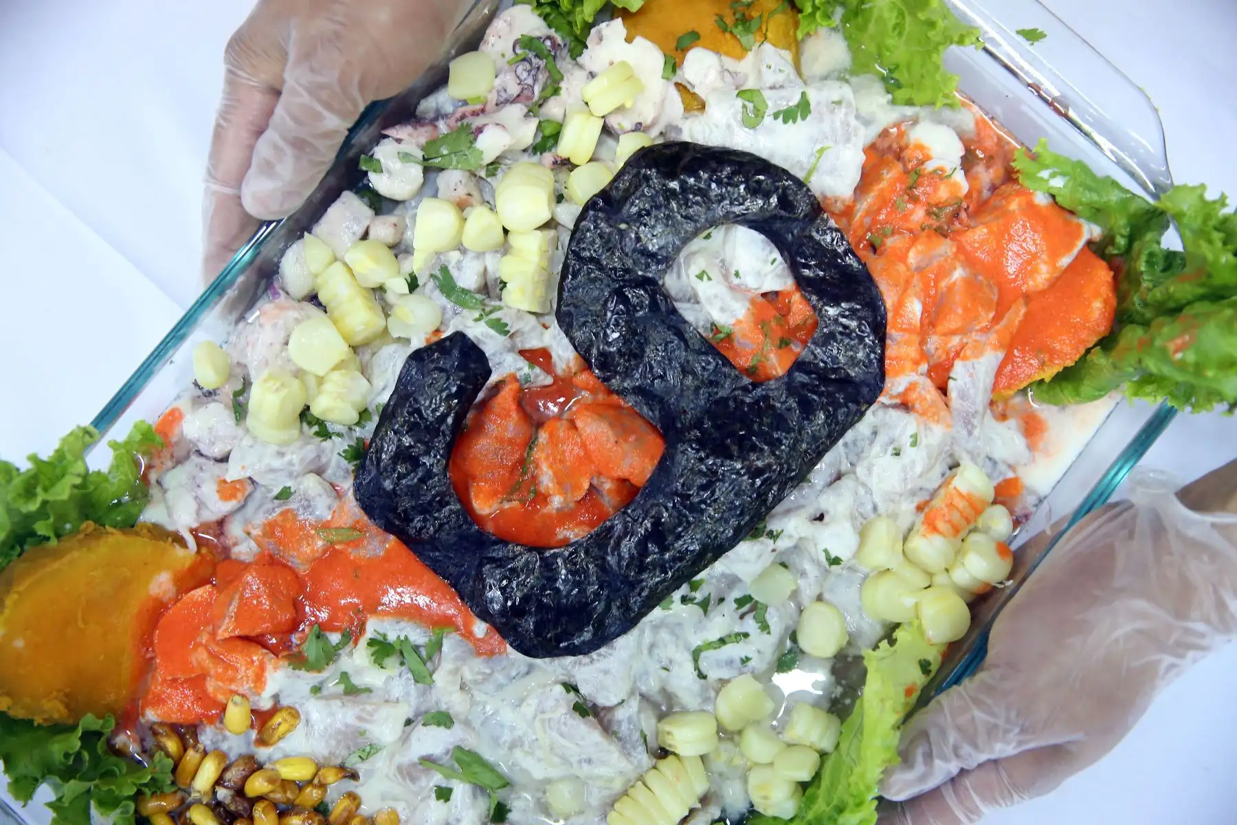 El ceviche Guerrero está elaborado con la pesca del día y con una salsa rojiblanca que luce el número 9 hecha con algas nori. Foto: ANDINA/Luis Iparraguirre