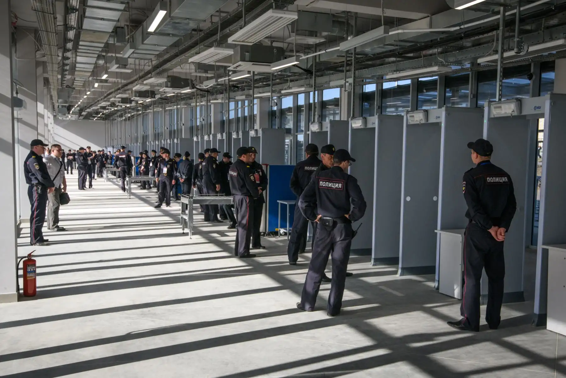 Seguridad policial en el Estadio Mordovia Arena en Saransk el 4 de mayo de 2018. El estadio de 44,000 asientos albergará cuatro partidos de la Copa Mundial.
Mladen ANTONOV / AFP