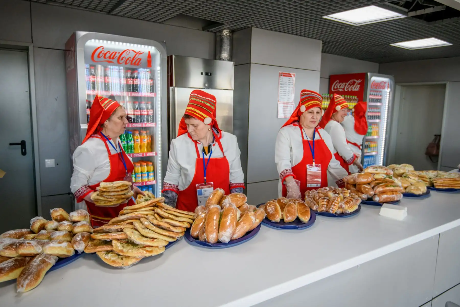 Las mujeres con vestidos tradicionales venden productos de panadería en Mordovia Arena antes de un partido de fútbol local en Saransk el 4 de mayo de 2018.
El estadio de 44,000 asientos será sede de cuatro partidos de la Copa del Mundo. Foto:AFP