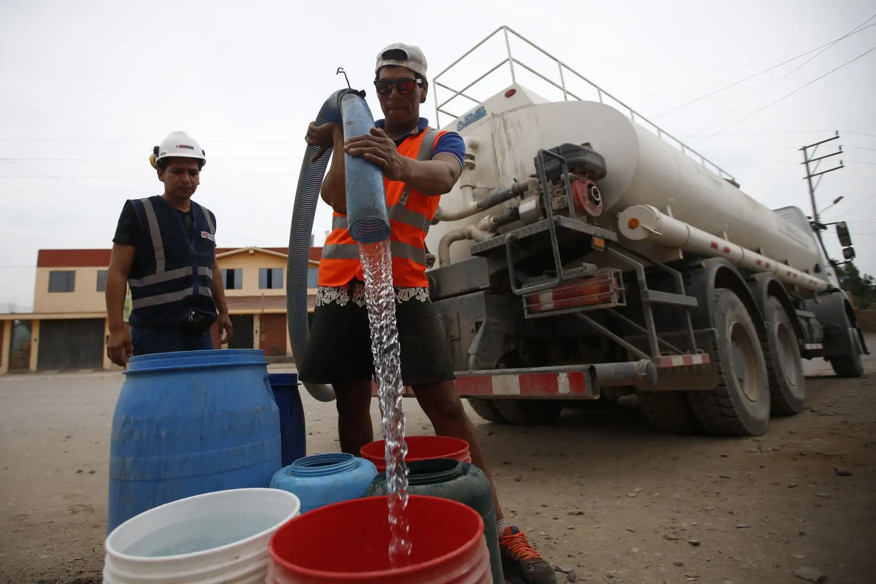 Ministerio de Vivienda distribuye agua potable a los 14,400 pobladores de Mórrope afectados por la contaminación por arsénico. ANDINA/Difusión