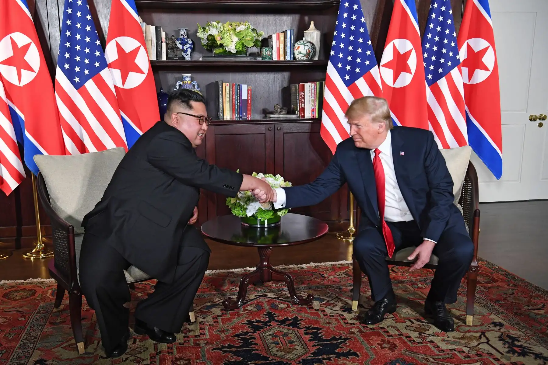 Los líderes de Estados Unidos y Corea del Norte, Donald Trump y Kim Jong-un hacen historia en el hotel Capella de la isla de Sentosa en Singapur.Foto: AFP