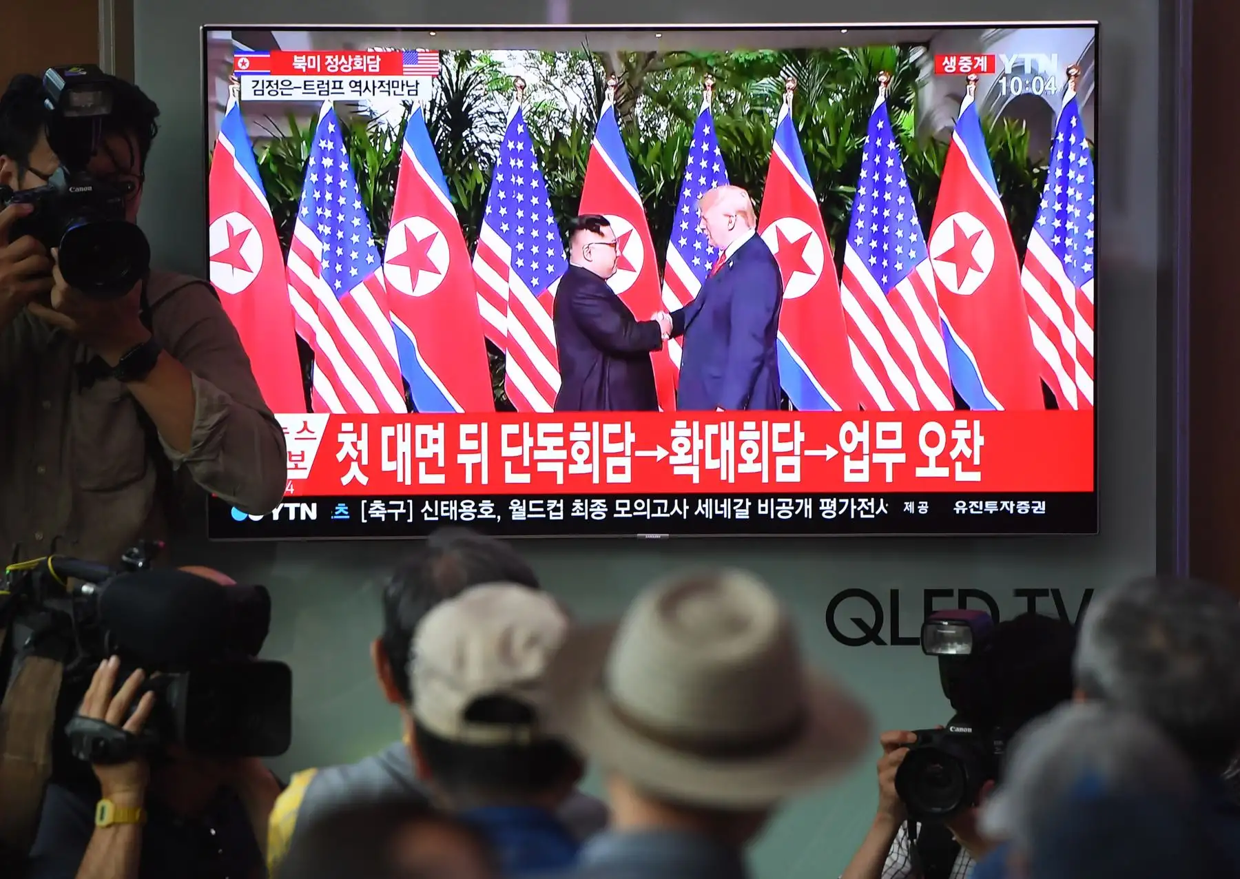 Los líderes de Estados Unidos y Corea del Norte, Donald Trump y Kim Jong-un hacen historia en el hotel Capella de la isla de Sentosa en Singapur.Foto: AFP