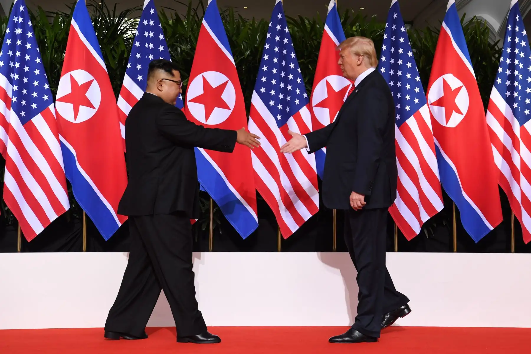 Los líderes de Estados Unidos y Corea del Norte, Donald Trump y Kim Jong-un hacen historia en el hotel Capella de la isla de Sentosa en Singapur.Foto: AFP