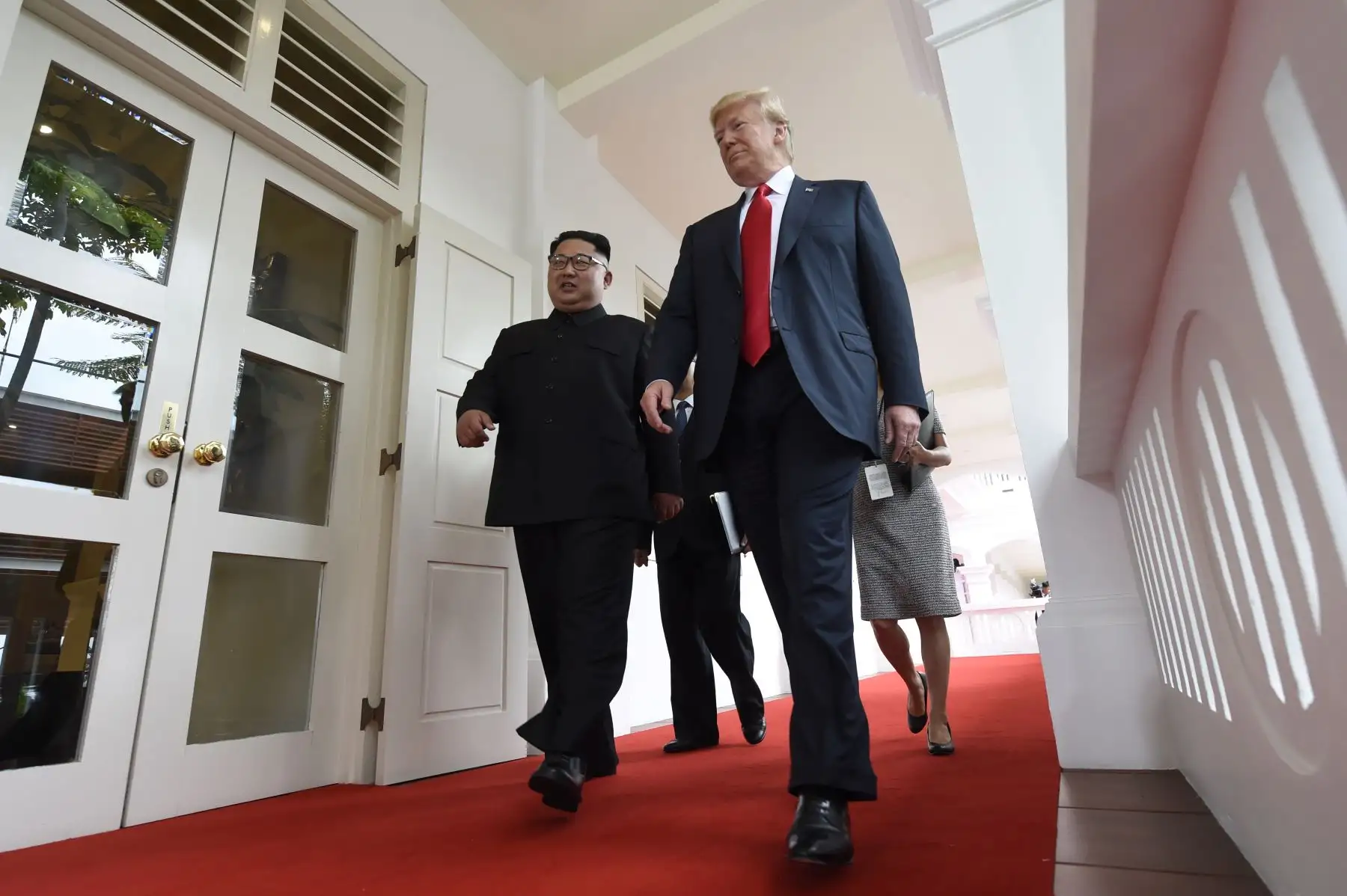 Los líderes de Estados Unidos y Corea del Norte, Donald Trump y Kim Jong-un hacen historia en el hotel Capella de la isla de Sentosa en Singapur.Foto: AFP