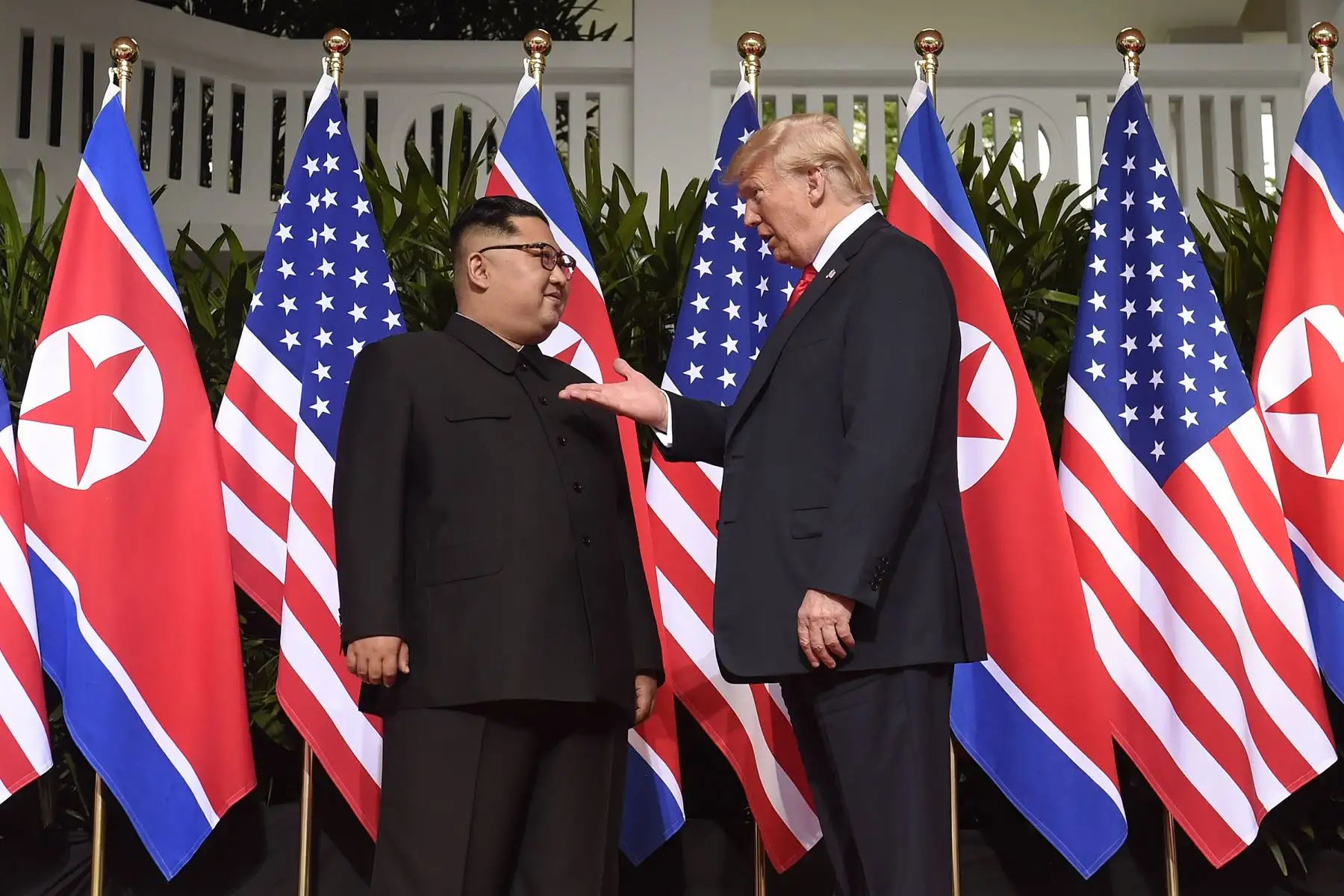 Los líderes de Estados Unidos y Corea del Norte, Donald Trump y Kim Jong-un hacen historia en el hotel Capella de la isla de Sentosa en Singapur.Foto: AFP