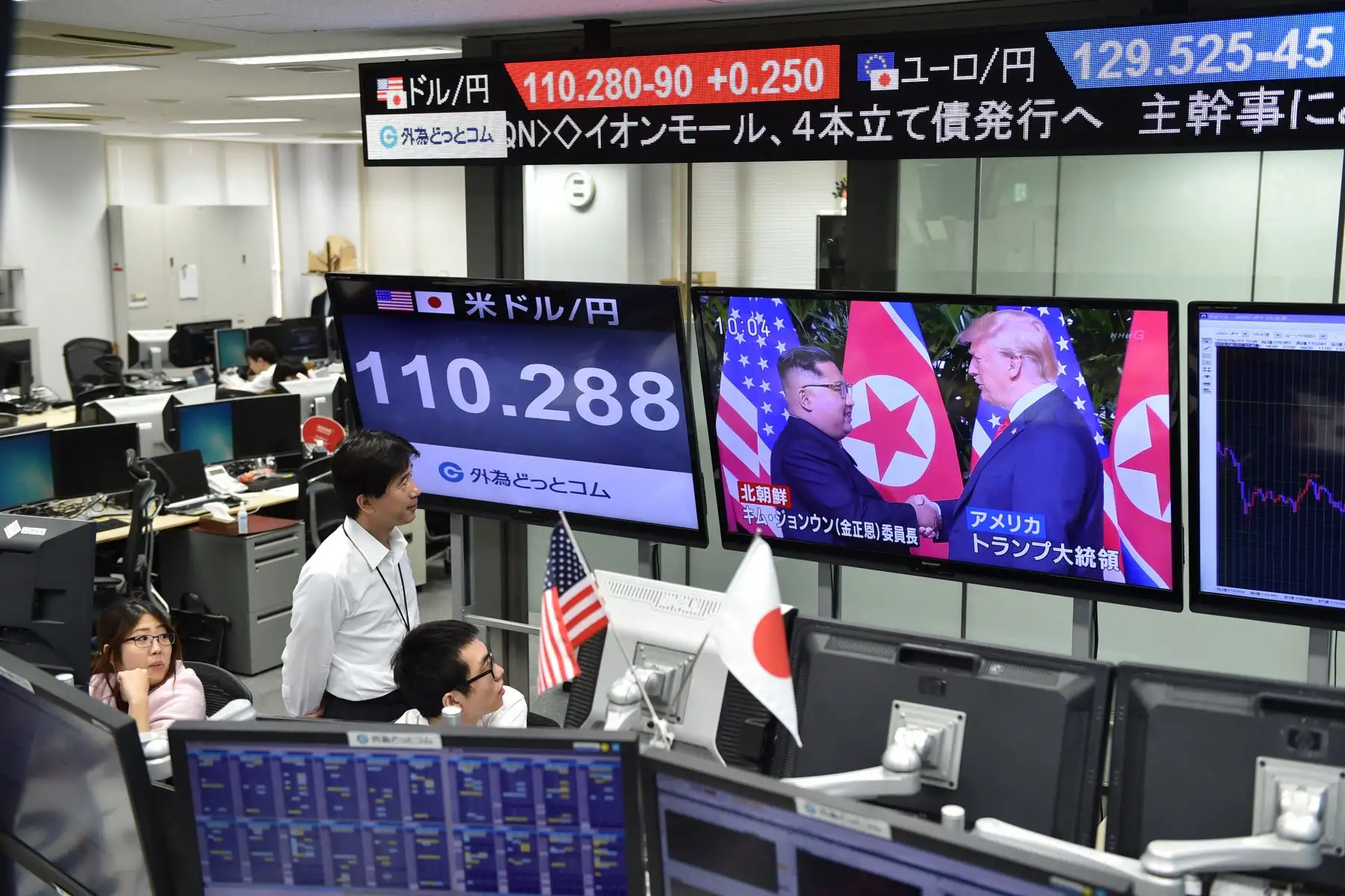 Los líderes de Estados Unidos y Corea del Norte, Donald Trump y Kim Jong-un hacen historia en el hotel Capella de la isla de Sentosa en Singapur.Foto: AFP