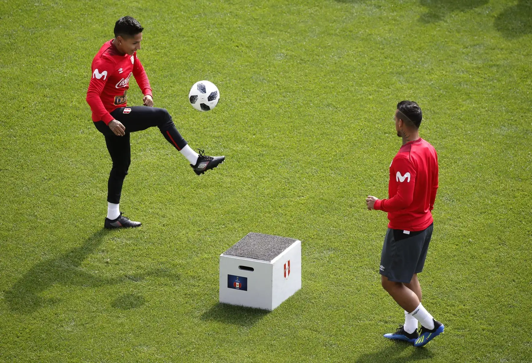 El plantel completo de la Blanquirroja realiza su entrenamiento en el estadio del Khimki, en las afueras de Moscú. La selección peruana se prepara así para su debut de este sábado ante Dinamarca en Rusia. Foto: Efe.