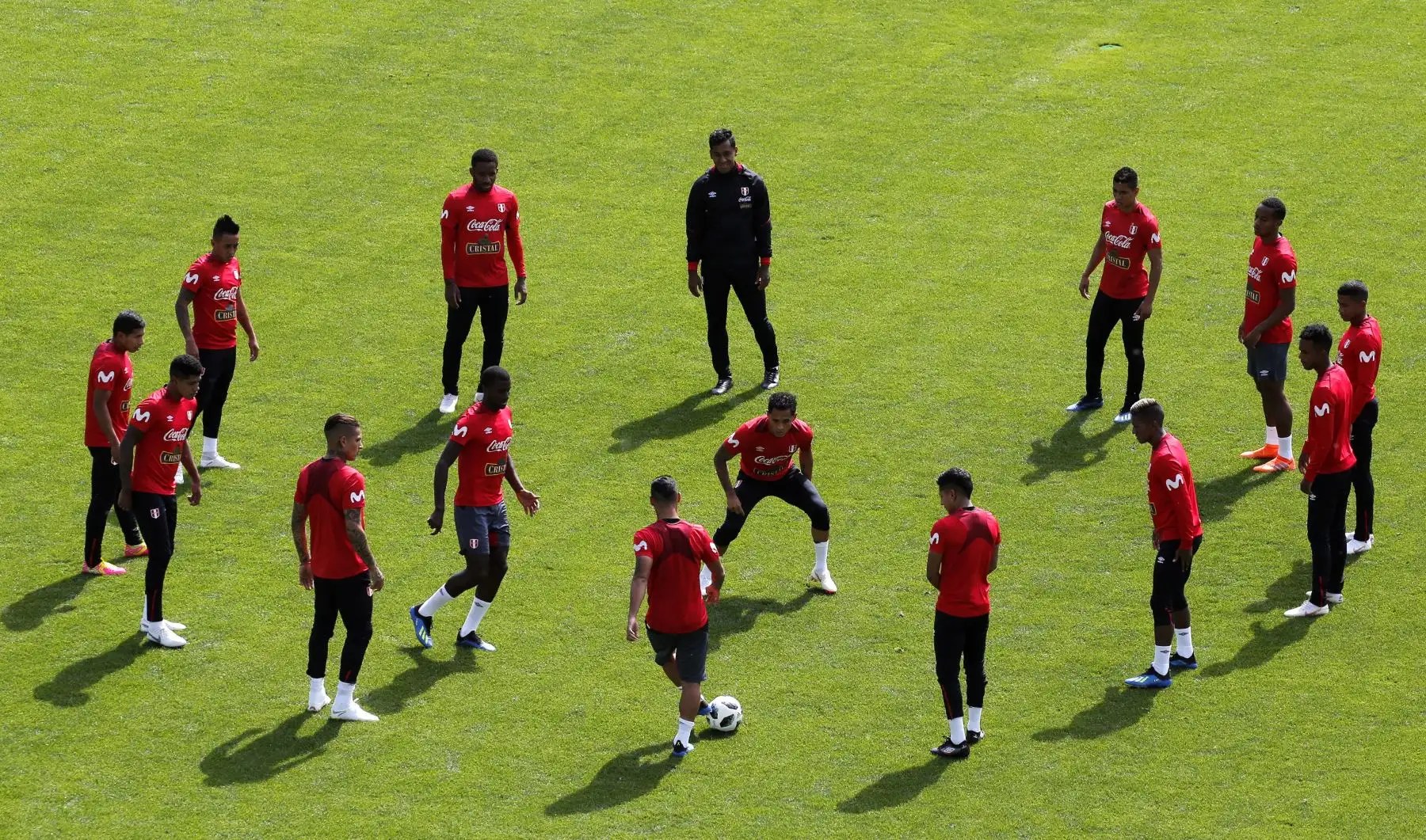 El plantel completo de la Blanquirroja realiza su entrenamiento en el estadio del Khimki, en las afueras de Moscú. La selección peruana se prepara así para su debut de este sábado ante Dinamarca en Rusia. Foto: Efe.