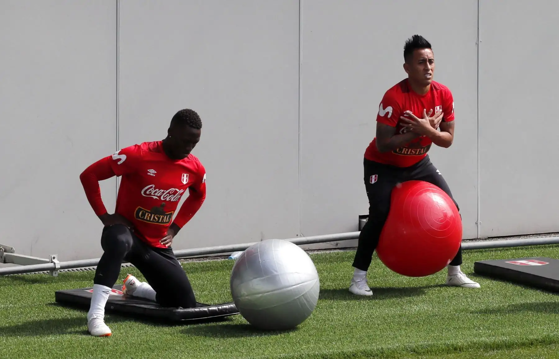 El plantel completo de la Blanquirroja realiza su entrenamiento en el estadio del Khimki, en las afueras de Moscú. La selección peruana se prepara así para su debut de este sábado ante Dinamarca en Rusia. Foto: Efe.