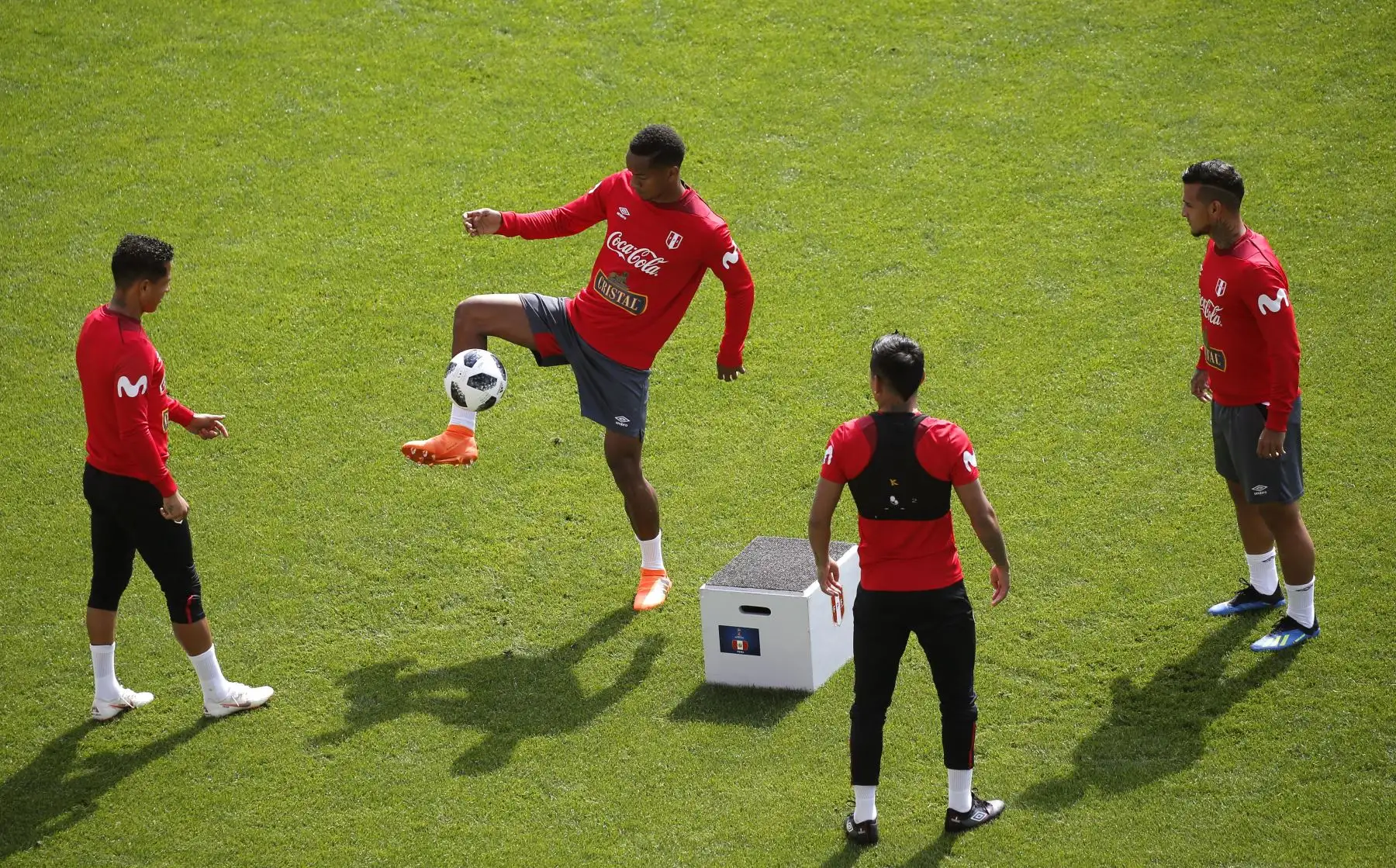 El plantel completo de la Blanquirroja realiza su entrenamiento en el estadio del Khimki, en las afueras de Moscú. La selección peruana se prepara así para su debut de este sábado ante Dinamarca en Rusia. Foto: Efe.