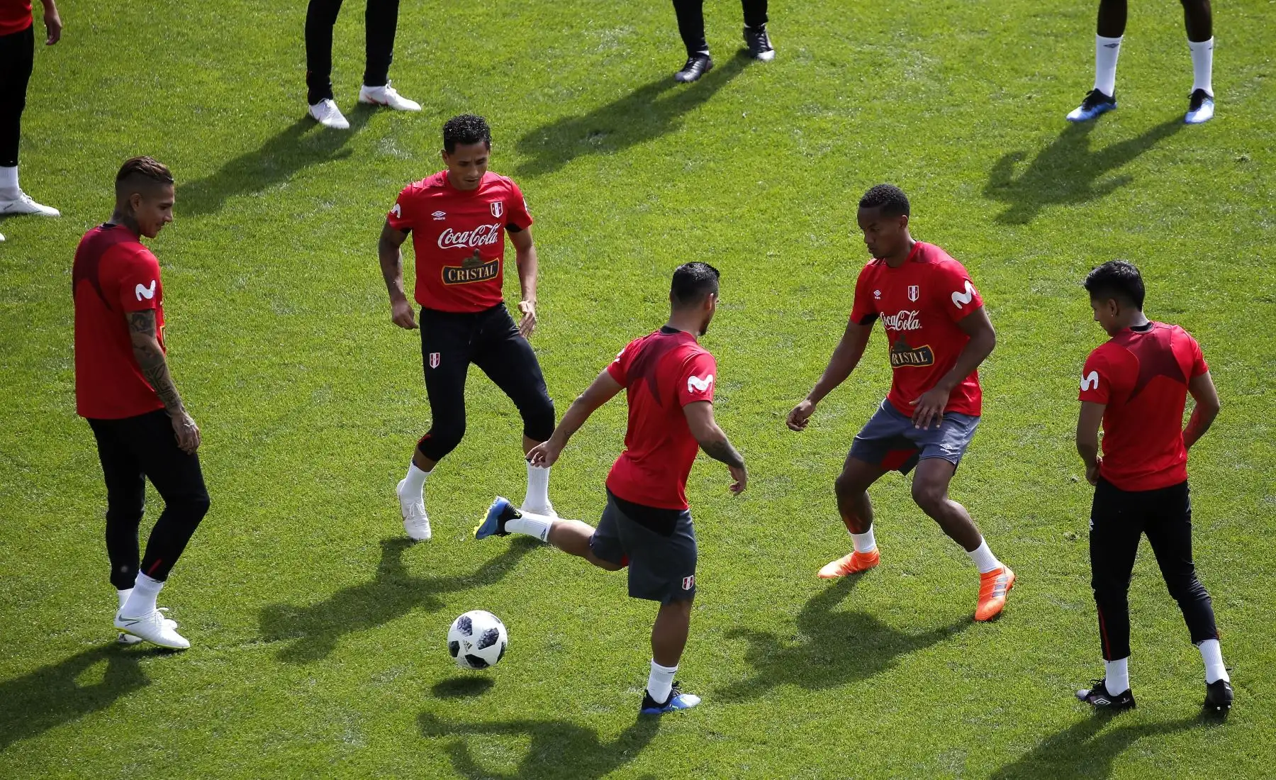 El plantel completo de la blanquirroja realiza su entrenamiento en el estadio del Khimki, afueras de Moscú. La selección peruana se prepara así para su debut de este sábado ante Dinamarca Rusia.Foto: EFE