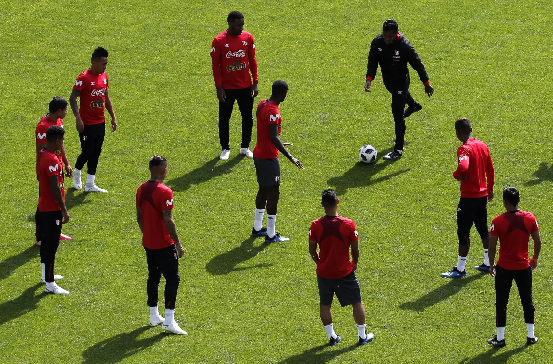 El plantel completo de la Blanquirroja realiza su entrenamiento en el estadio del Khimki, en las afueras de Moscú. La selección peruana se prepara así para su debut de este sábado ante Dinamarca en Rusia. Foto: Efe.
