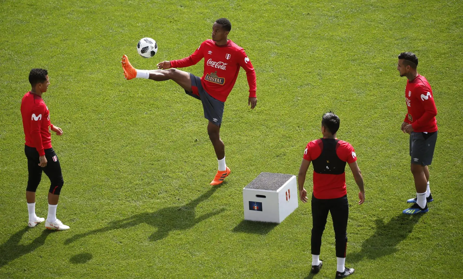 El plantel completo de la Blanquirroja realiza su entrenamiento en el estadio del Khimki, en las afueras de Moscú. La selección peruana se prepara así para su debut de este sábado ante Dinamarca en Rusia. Foto: Efe.
