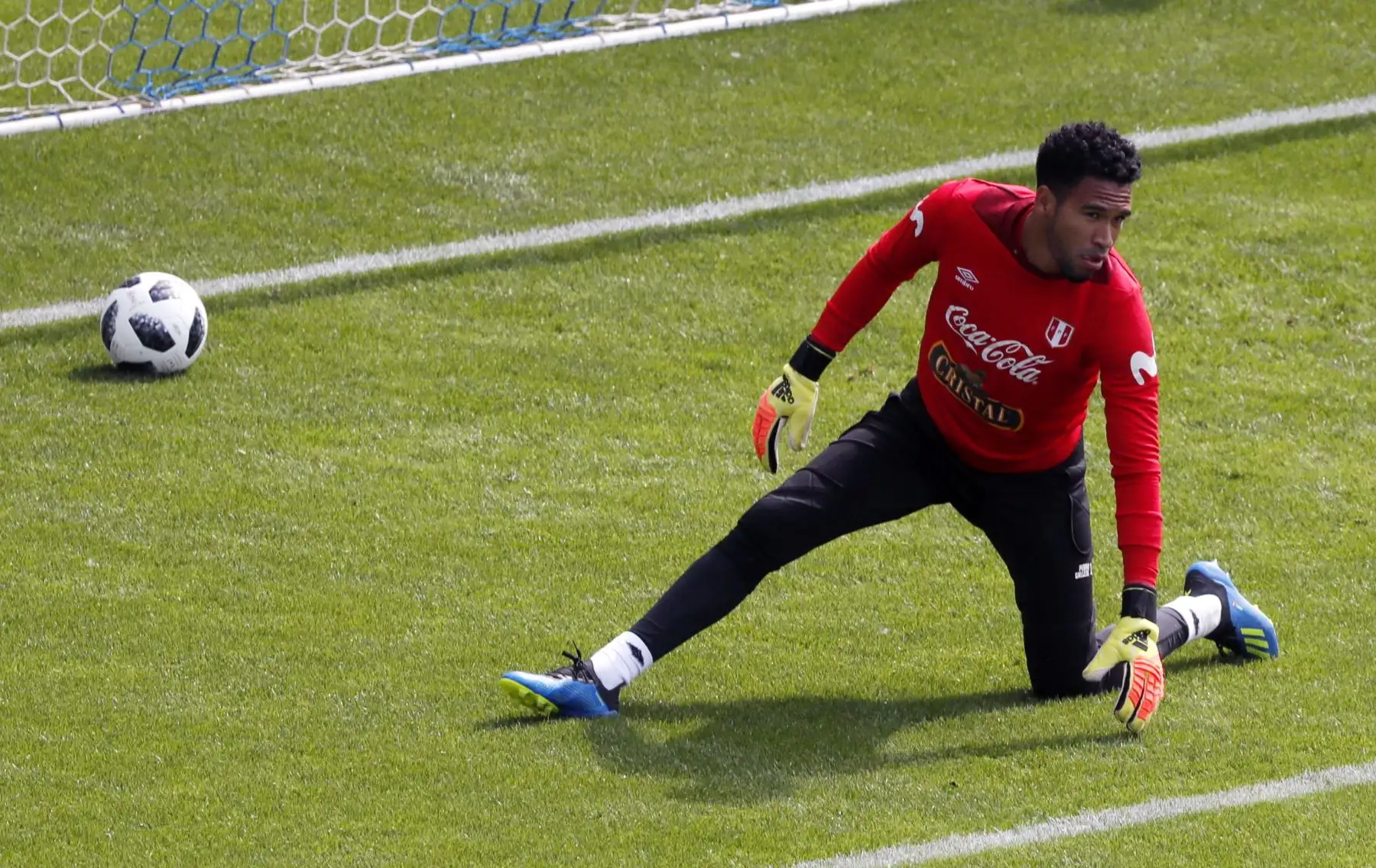 El plantel completo de la Blanquirroja realiza su entrenamiento en el estadio del Khimki, en las afueras de Moscú. La selección peruana se prepara así para su debut de este sábado ante Dinamarca en Rusia. Foto: Efe.