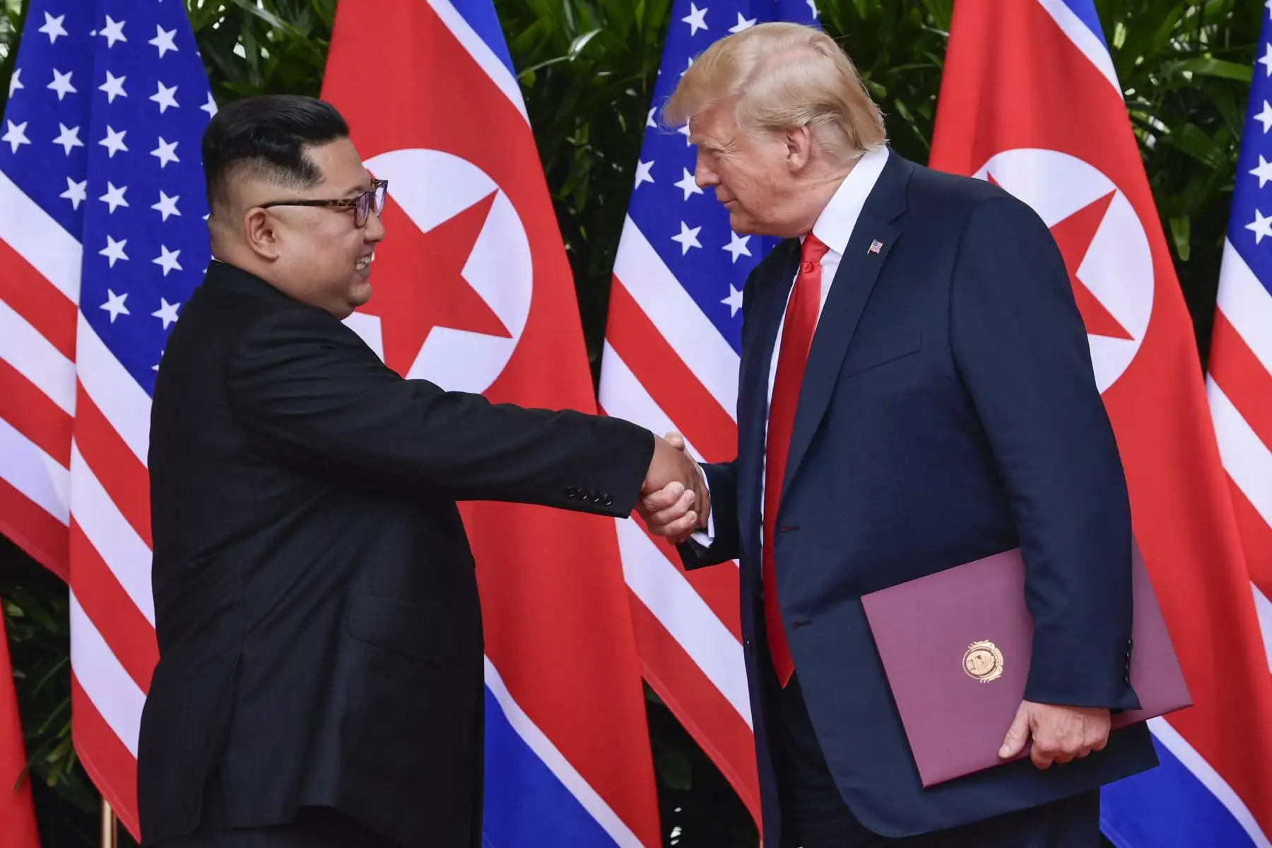 El documento sellado tras una histórica cumbre de más de cuatro horas entre el presidente de Estados Unidos, Donald Trump, y el líder norcoreano, Kim Jong-un, señala que los dos países se comprometen a cooperar para desarrollar nuevas relaciones y para "la promoción de la paz, la prosperidad y la seguridad" en el Hotel Capella en la isla Sentosa en Singapur. Foto: AFP