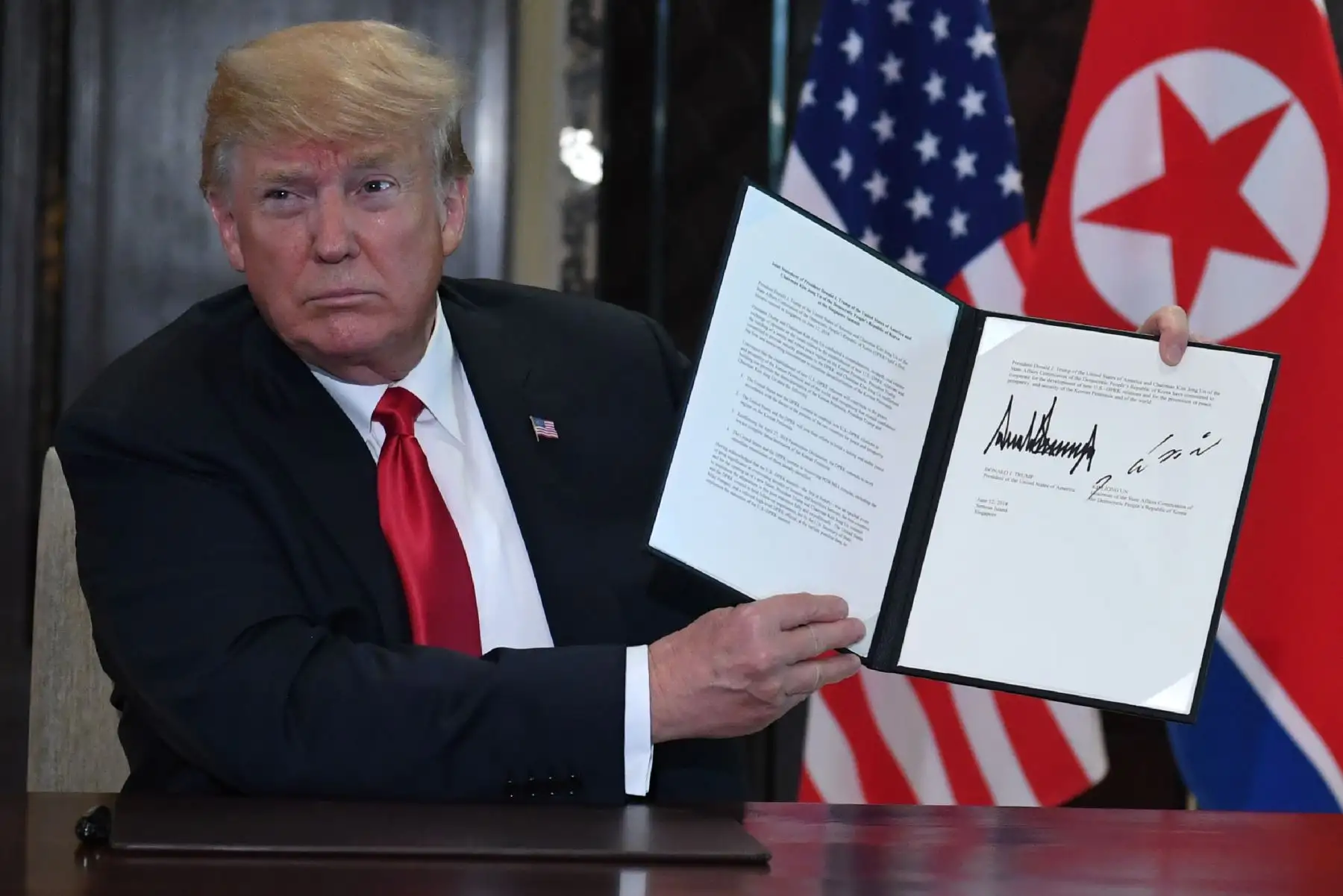 El documento sellado tras una histórica cumbre de más de cuatro horas entre el presidente de Estados Unidos, Donald Trump, y el líder norcoreano, Kim Jong-un, señala que los dos países se comprometen a cooperar para desarrollar nuevas relaciones y para "la promoción de la paz, la prosperidad y la seguridad" en el Hotel Capella en la isla Sentosa en Singapur. Foto: AFP